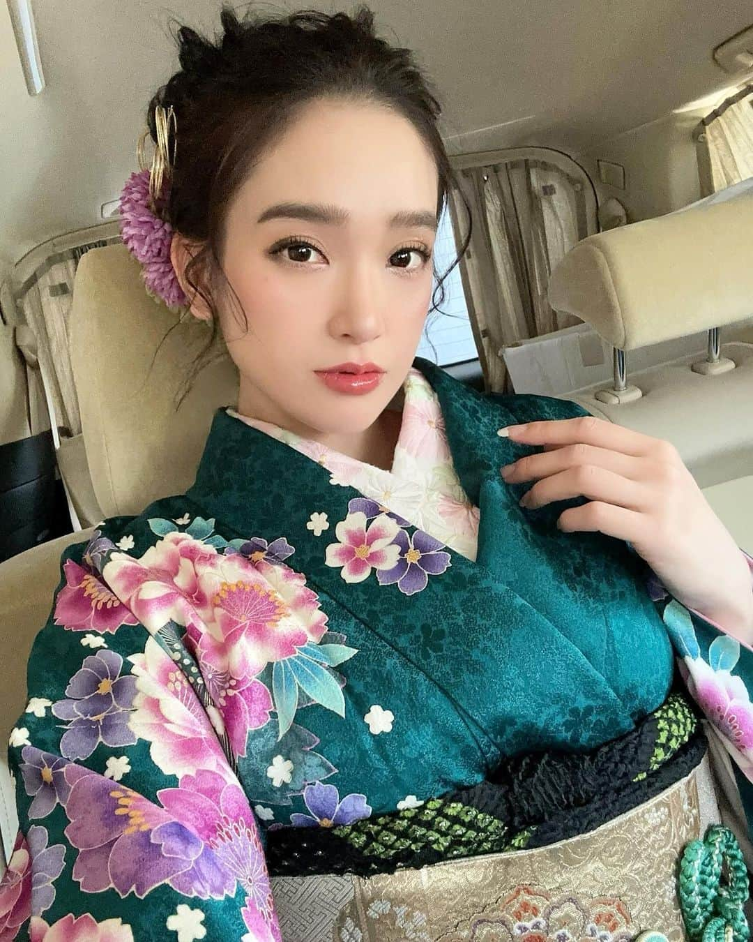 太田麻美さんのインスタグラム写真 - (太田麻美Instagram)「今年の晴れ着は珍しく緑を着ました💚👘 合わせてアイシャドウも少し緑を入れてみました🫶🏻  #shooting #japanese #kimono #hairmake #hairarrange」1月23日 12時43分 - asami0523