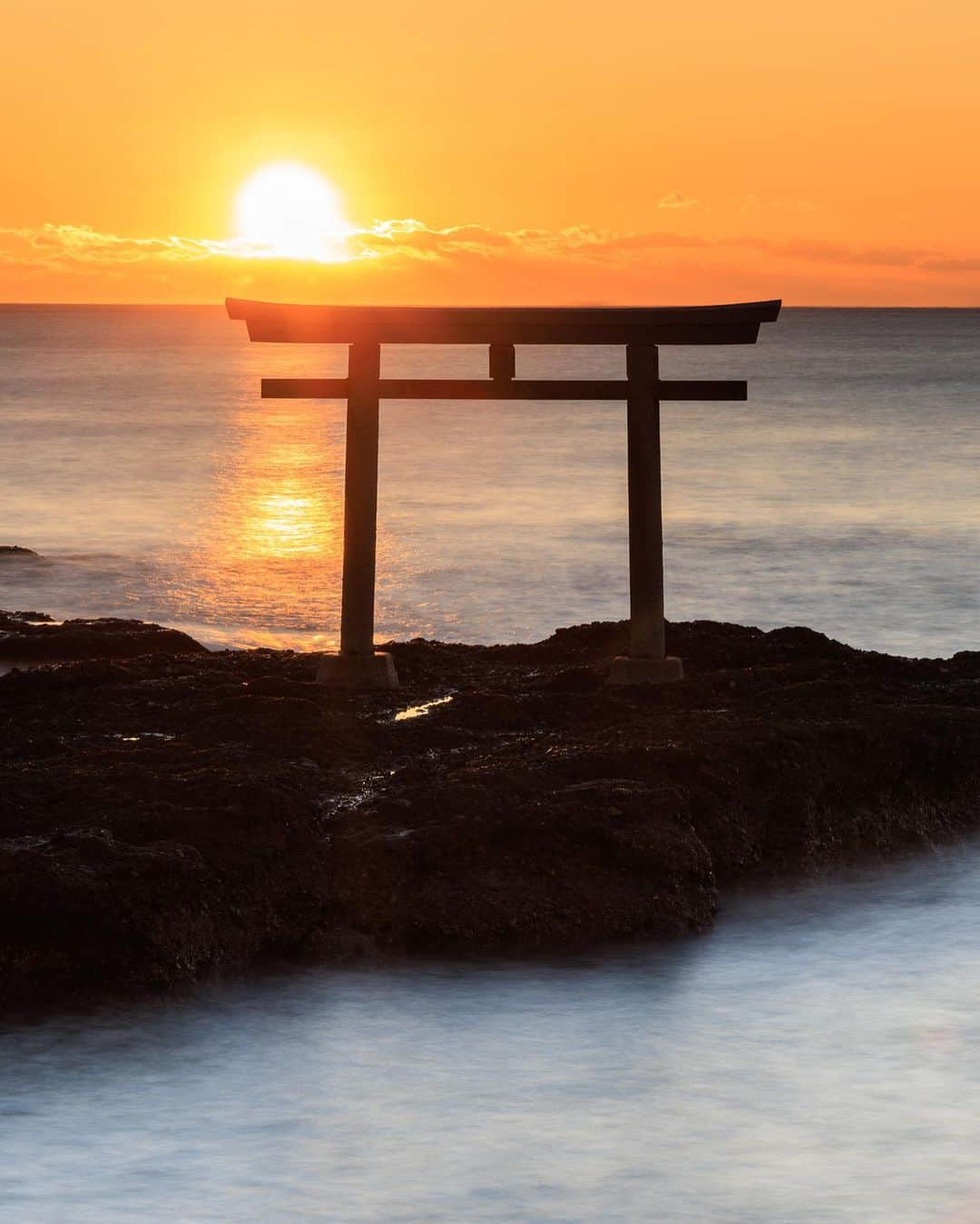 SHOCK EYEさんのインスタグラム写真 - (SHOCK EYEInstagram)「神が降臨した地とされる神磯の鳥居に朝日が登る🙏✨ 2023年もまたこの場所で新年の朝日を拝めたこと、ありがたく思います😊  #神磯の鳥居 #大洗磯前神社 #shrine #torii #toriigate #japantravel #japantrip #canon #canonR5 #beautifuldestinations #discoverjapan #discoverearth #voyaged #awesome_photographers #IamATraveler #wonderful_places #japanphoto #japanphotography #japan_of_insta #livingonearth #theglobewanderer」1月23日 13時06分 - shockeye_official