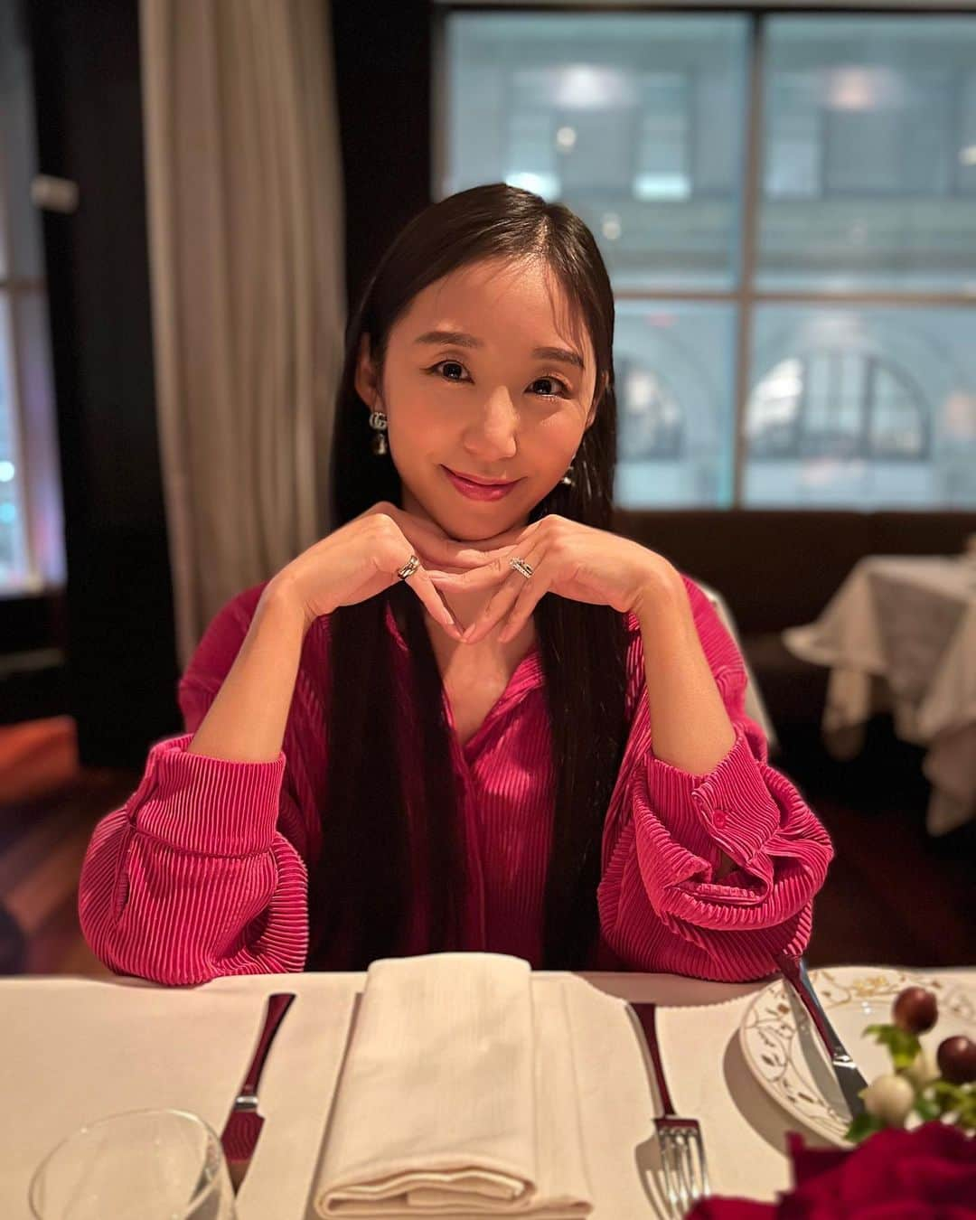 澤山璃奈さんのインスタグラム写真 - (澤山璃奈Instagram)「Christmas dinner🎄💖  クリスマス当日はNYで過ごしました🎅❤️  NYはクリスマスはレストランやお店やっていないから気をつけて！ と周りに言われていたのですが、店によるのかな？ 私達は困ることはなかったですが、普段とメニューが違かったりするし行きたいレストランがあれば前もって予約は必須です🫡  @aifiori のクリスマスコースは全て超がつくほど美味しくて、ワインペアリングも私の好きなワインが多くて最高でした…🥹❤️  美味しすぎて幸せ＆ほろ酔いで、クリスマスのデコレーションが有名なエリアをお散歩🌟  NYでの初めてのクリスマスを満喫できました💝  寒いけど来年のクリスマスが早くも楽しみになるくらい楽しかった一年目でした🫶🏽  🗽　#sawarina_ny   #NYグルメ #nycrestaurants #nyrestaurant  #アメリカ移住 #NY移住 #アメリカ生活 #NY生活 #NY #NYC #nylife #nyphoto」1月23日 14時04分 - rinasawayama