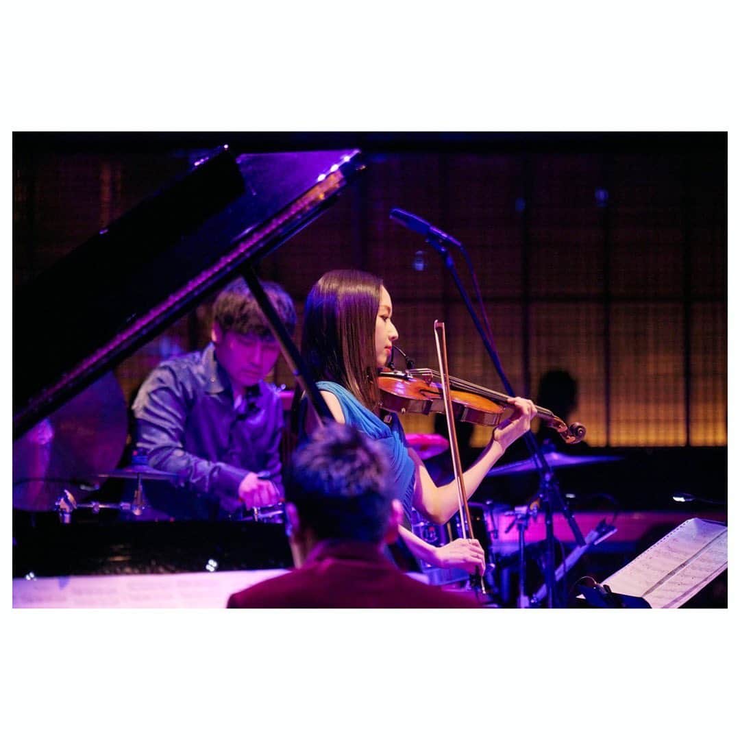 宮本笑里さんのインスタグラム写真 - (宮本笑里Instagram)「誰かの心に届く音楽を、これからも。 精進していきます。  改めまして… 村松崇継さま、皆様に感謝しています。  『村松崇継 "Piano Sings" at Blue Note Tokyo featuring 宮田大　藤木大地　宮本笑里』 @BlueNoteTokyo  Photo by Takuo Sato  #ブルーノート東京  #村松崇継 様 #宮田大 様 #藤木大地 様 #関聡 様 #宮本笑里 #violin」1月23日 15時46分 - emirimiyamoto