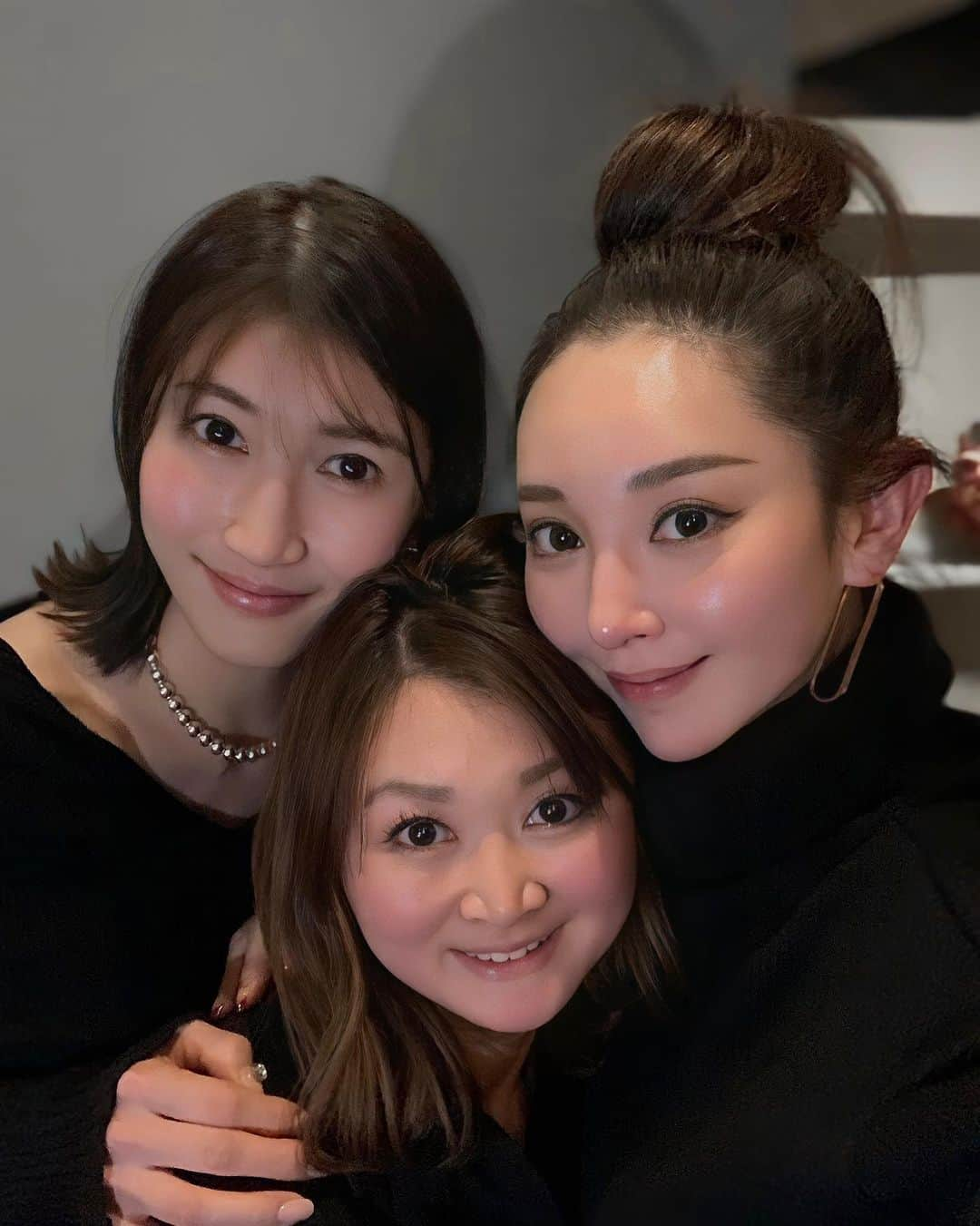 山崎みどりさんのインスタグラム写真 - (山崎みどりInstagram)「事務所が同じでかれこれ20年弱の友達がお誕生日お祝いしてくれた🤍🤍  しっかり者の静と @shizu.leo  朗らかなももよんと @momoyo_seimiya  アバウトな私。  だからいつも静が2人をお世話してくれる（笑）  ことみんがいる時は静とことみんがまとめてくれる。  とにかく事務所入った時から仲良しで、 せっかく早めの昼から集まってもついつい夜中までしゃべってるという..w  そしてこの日も終始楽しかった✨ 笑いすぎて息ができないほどw  シャンパンにワインに 美味しいご飯で笑い合って幸せだった♥️  @lunoya.lucy は初めてのお店だったけど全部美味しかった♡  和とイタリアンの融合な感じで 料理来ても美味し過ぎて すぐ無くなる無くなるw  チーズまみれにトリュフまみれなんて本当最高✨  また絶対行きたいお店♡  今度行った時はトリュフオムレツはシェアじゃなくて1人一個にする🤤  静、ももよん ありがとう♥️💋 ────────────────────────── #happybirthday #birthday#birthdaydinner #birthdaypresent #dior #newbalance #るのや#新橋#イタリアン#runo#thankyou #happyday #長い付き合い#笑いすぎた #ありがとう♥️」1月23日 16時38分 - midori_yamasaki_