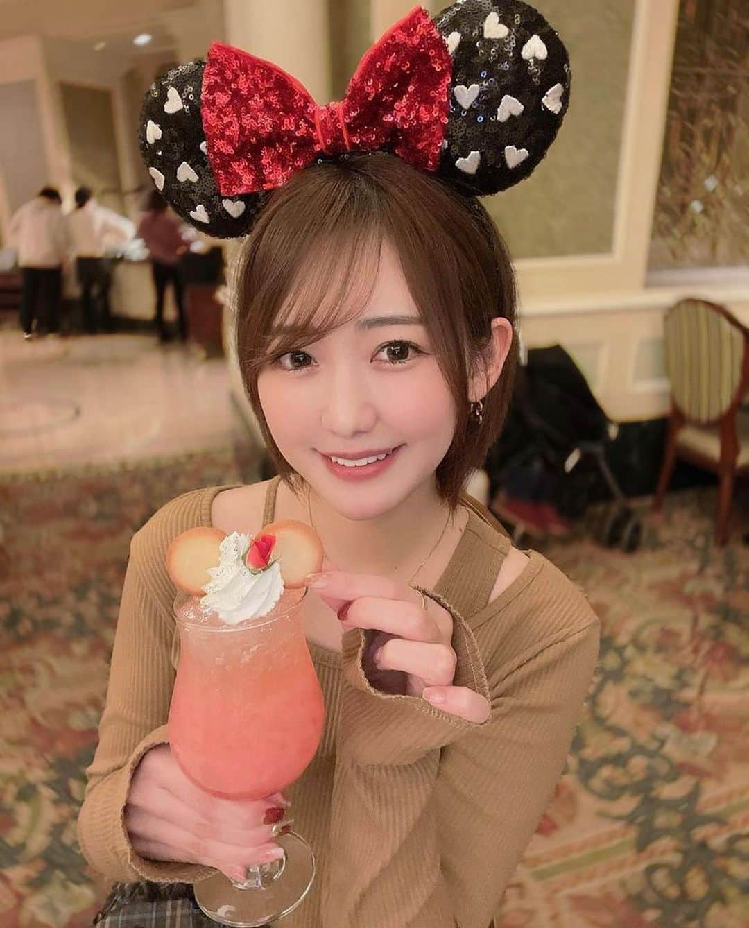 美女美容事情さんのインスタグラム写真 - (美女美容事情Instagram)「《ディズニーコーデ🏰💖》⁠ *⠀⠀⠀⠀⠀⠀⁠⠀⁠⠀⁠⠀⁠⠀⁠ 今回ご紹介させて頂きますのは!!👀❤️⁠⠀⁠⠀⁠⠀⁠⠀⁠ 𝓱𝓲𝓷𝓪🐩さん<@ohinachan017> の素敵なお写真📸⠀⁠⠀⁠⠀⁠ *⠀⁠ ミニーちゃんカチューシャ可愛すぎます😆🧡⠀⠀⠀⁠⠀⁠ ショートヘアも似合ってて素敵ですね💕✨ *⠀⁠⠀⁠⠀⁠⠀⁠⠀⁠ 𝓱𝓲𝓷𝓪🐩さん<@ohinachan017> 素敵な投稿をありがとうございました☺️📸✨⠀⁠ 𝓱𝓲𝓷𝓪🐩さんのアカウントには他にも素晴らしい投稿が沢山ありますので是非覗いてみてくださいね💁‍♀️💙⁠ ⁠ ⠀⠀⁠⠀⁠⠀⁠⠀⁠ △▼△▼△▼△▼△▼△▼△▼△▼△▼ ⁠⠀⁠⠀⁠⠀⁠ ❤️🧡💛「ビジョビ (美女美容事情)」💚💙💜⠀⠀⠀⠀⠀⠀⠀⠀⠀⠀⠀⠀⠀⠀⁠⠀⁠⠀⁠⠀⁠⠀⁠⠀⁠ 👇掲載ご希望の方は👇⠀⠀⠀⠀⠀⠀⠀⠀⠀⠀⠀⠀⠀⠀⠀⁠⠀⁠⠀⁠⠀⁠⠀⁠⠀⁠ @b_b_j.jタグ付けと🖤 #ビジョビ ⁠⠀⁠ 🖤タグ付けお願いします⠀⠀⠀⠀⠀⠀⠀⠀⠀⠀⠀⠀⠀⠀⠀⁠⠀⁠⠀⁠⠀⁠⠀⁠⠀⁠ △▼△▼△▼△▼△▼△▼△▼△▼△▼ ⁠⠀⁠ #美女#美人#ディズニー#カチューシャ #ミラコスタ#ディズニーコーデ #ショートボブ#インスタ美人」1月23日 17時31分 - b_b_j.j