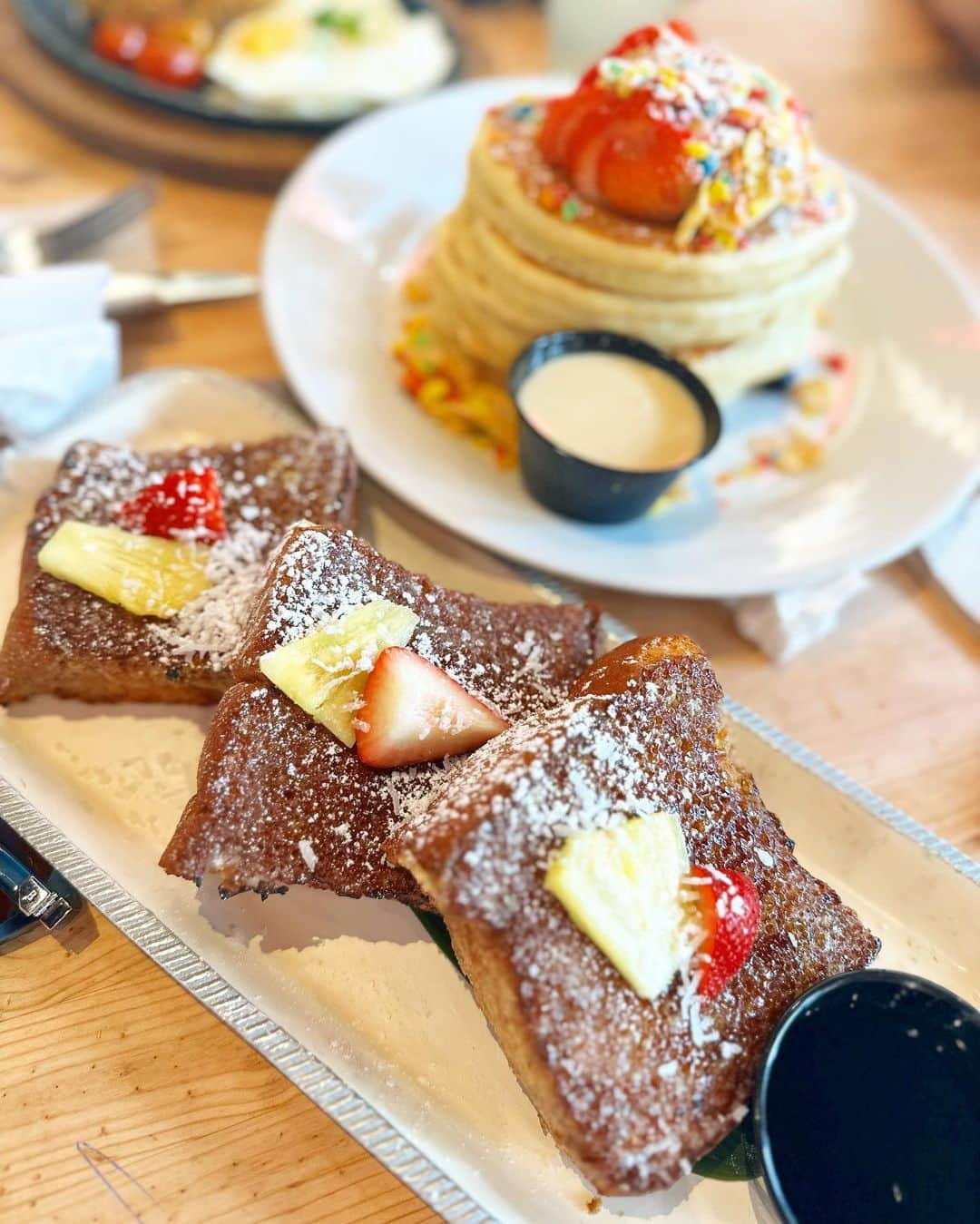 小林真由さんのインスタグラム写真 - (小林真由Instagram)「Hawaiiで食べた甘いものの覚書🍬 ⁡ ⁡ 娘が絵本で見てから憧れ？ているカラフルスプレーがかかってるコーンをハーゲンダッツで発見！ 大興奮なのも一瞬🍦二口くらい食べてました笑 ⁡ ⁡ ネイルは @acote_aoyama  冬休み中、久しぶりの赤ネイル♡ ⁡ ⁡ ⁡  2枚目 左上から ⁡ 📍dippin'  dots(ホノルル動物園) 豊島園でよく食べてたディッピンドッツ、 見つけた途端懐かしさにきゅんっとした.. 4つ買ったら3600円！笑 しかも子供にはなぜかヒットせず🤷🏼‍♀️ ⁡ ⁡ 📍leonards&pipeline のマラサダ レナーズは安定の美味しさ♡ パイプラインはとにかく軽くてふわふわで溶けていく！レナーズを食べた後だったのでレナーズの美味しさに感激してしまったけど、あのふわふわな食感忘れられない💪🏻 そして、車で子供と食べるのは向かなすぎました←当たり前 ⁡ ⁡ 📍island vintage coffee 朝昼晩と色々なところで食べてたのでなかなか間食の時間がなく💦なんとか食べれたアサイー👍🏻 ⁡ ⁡ 📍scratch kitchen おしゃれなカフェご飯。前回行った時と少し変わってカラフルパンケーキになってた😌 2回行きました🍴 ⁡ ⁡ ⁡ ⁡ #ファッション #コーデ #ママコーデ #女の子ママ #男の子ママ #ママライフ #コーディネート #４歳 #２歳 #ベビー #二人育児 #子連れ旅行 #旅行 #ハワイ旅行 #ハワイ #ハワイフード #スイーツ #マラサダ #pipeline #pipelinebakeshopandcreamery #leonardsbakery #islandvintagecoffee #scratchkitchen #hawaii」1月23日 17時45分 - mayukobayashii