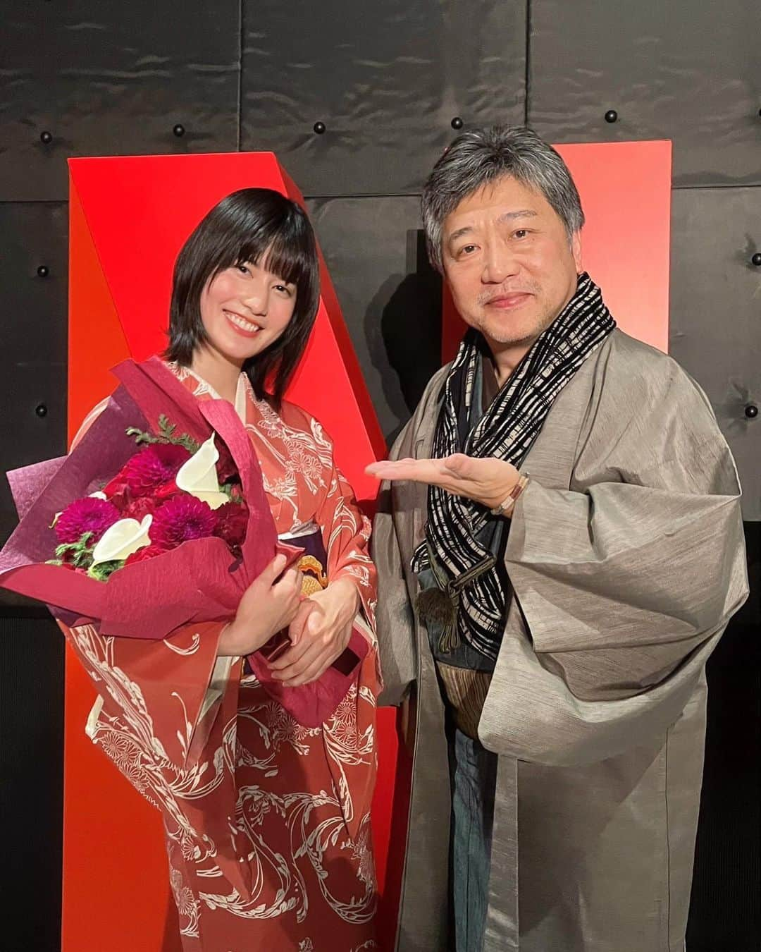 橋本愛さんのインスタグラム写真 - (橋本愛Instagram)「NETFLIX「舞妓さんちのまかないさん」 皆さんもう見てくださいましたか？  キヨちゃんの、ほっこりあたたかいご飯と笑顔。 すみれの初々しくも凛とした輝き。 お母さんたちの包容力と少女のようなキュートさ。 舞妓ちゃんたちみんなの微笑ましい日常を見ながら涙が出るほど、この幸せを知っている、ということに心から感謝しました。  知らない土地で生活する、新しいことに挑戦する、その厳しさと、だからこそ身に沁みる、人とご飯の温かさ。 普通という名の奇跡が、優しくゆったりと描かれています。  お時間の許すとき、ぜひ見てください☺️  (写真は先日のイベントでの監督とのツーショット。。たくさん撮る機会があったので、ここに放出させてください。😂)」1月23日 20時08分 - ai__hashimoto