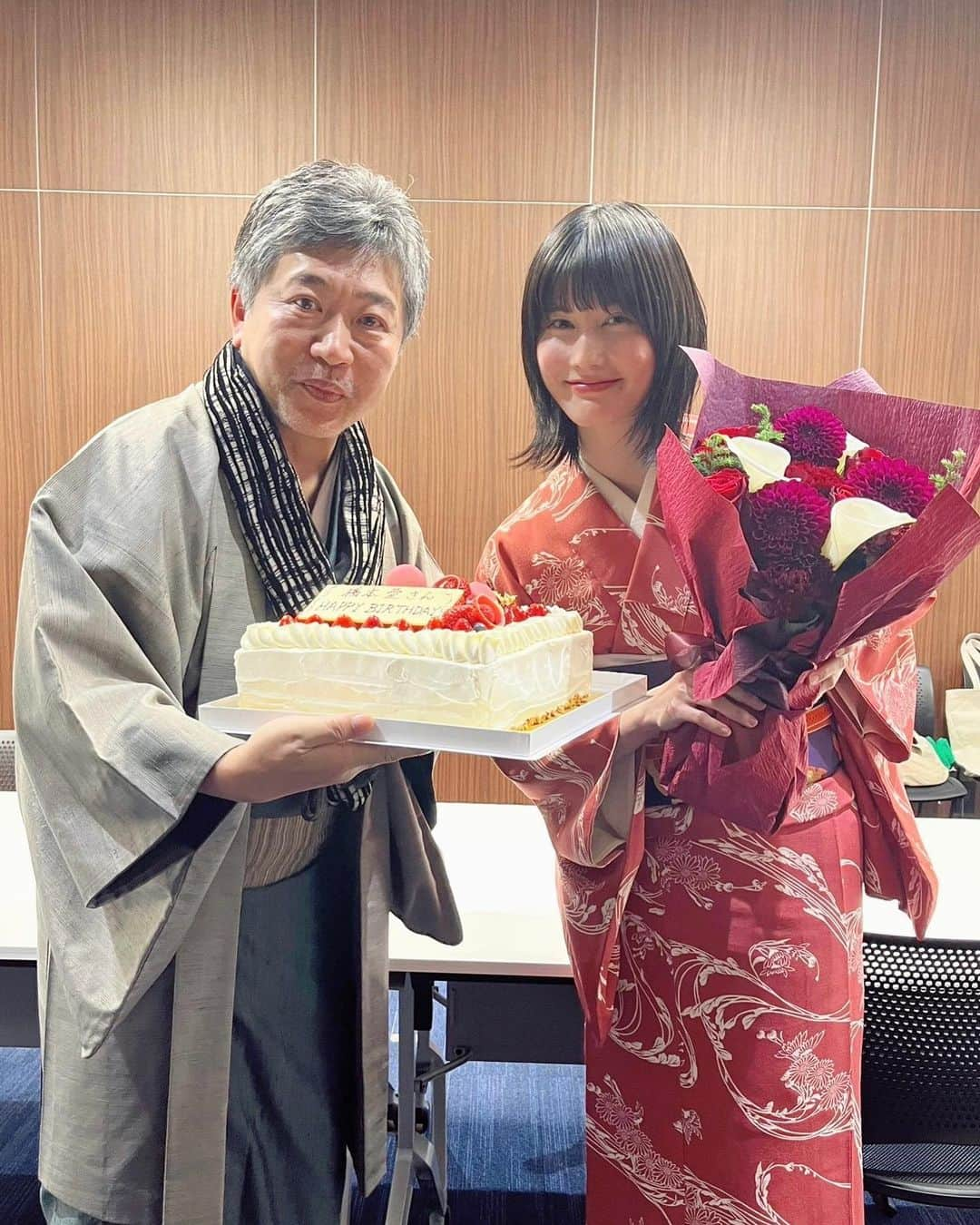 橋本愛さんのインスタグラム写真 - (橋本愛Instagram)「NETFLIX「舞妓さんちのまかないさん」 皆さんもう見てくださいましたか？  キヨちゃんの、ほっこりあたたかいご飯と笑顔。 すみれの初々しくも凛とした輝き。 お母さんたちの包容力と少女のようなキュートさ。 舞妓ちゃんたちみんなの微笑ましい日常を見ながら涙が出るほど、この幸せを知っている、ということに心から感謝しました。  知らない土地で生活する、新しいことに挑戦する、その厳しさと、だからこそ身に沁みる、人とご飯の温かさ。 普通という名の奇跡が、優しくゆったりと描かれています。  お時間の許すとき、ぜひ見てください☺️  (写真は先日のイベントでの監督とのツーショット。。たくさん撮る機会があったので、ここに放出させてください。😂)」1月23日 20時08分 - ai__hashimoto