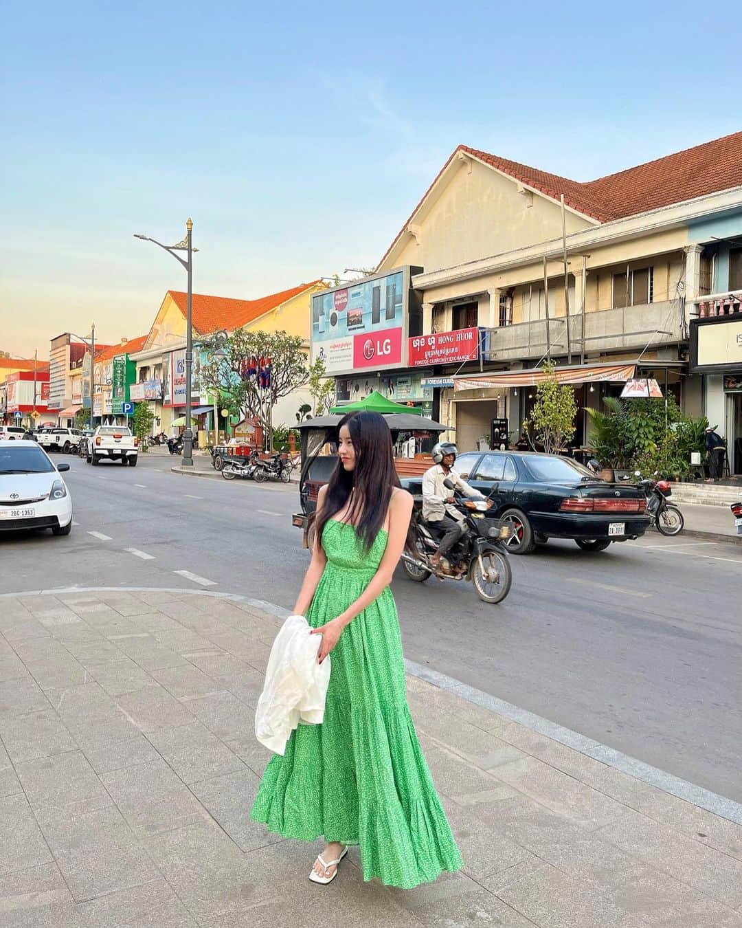 Son Ju Heeさんのインスタグラム写真 - (Son Ju HeeInstagram)「. 캄보디아의 낮과 밤💚  애들이 머리 딴건데 고무줄 색깔보구 뭐 묻었다고 계속 뗄려고해서 식겁했네🤣🤣  #캄보디아 #씨엠립 #겨울에따뜻한나라는사랑」1月23日 21時02分 - juhee__ss
