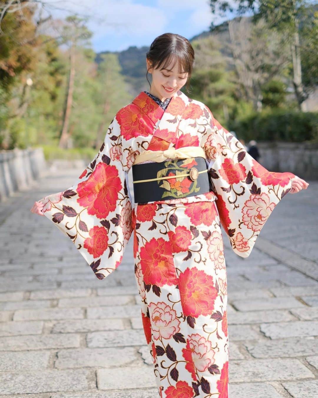 浜田コウさんのインスタグラム写真 - (浜田コウInstagram)「京都で着物レンタル👘 ⁡ 祇園四条駅からすぐの京乃都さんでレンタルさせていただきました✨ 今回体験させていただいた『みやこプラン』は 柄襟、レースインナー、お太鼓帯、帯締め、帯飾り、バッグなど全部自由に選べて、ヘアセット付き👘 ⁡ 帯などの組み合わせもどれにしようかまようけど、提案していただき早く決めれたのでトータル1時間でできたよ！ ⁡ ⁡ お手軽なプランやカップルプラン、キッズプランなど色々あるので是非チェックしてみてくださいね🌸 ⁡ ⁡ 今年も着物たくさん着たいなぁ😊 ⁡ ⁡ ⁡ PR @kyonomiyako.gion #京乃都 #みやこぷらん #京乃都祇園店 #京都着物 #京都着物レンタル #京都散策 #アンティーク着物 #レンタル着物#着物#京都#祇園#kyoto#kimono」1月23日 21時15分 - kou0929