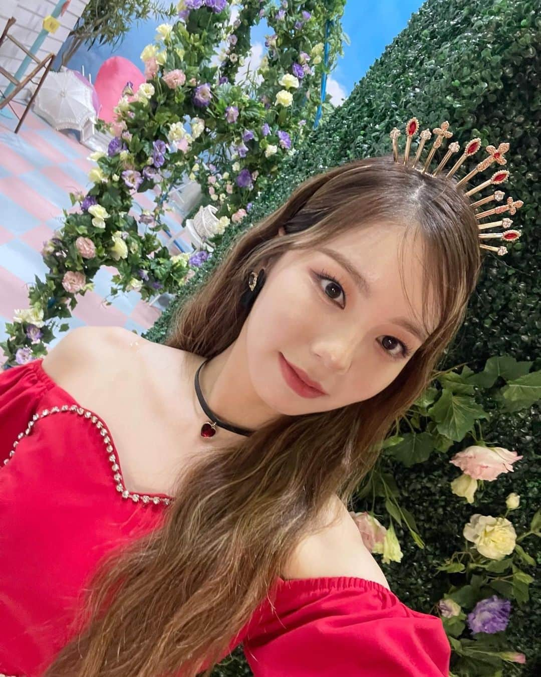 NiziUさんのインスタグラム写真 - (NiziUInstagram)「プリンスとプリンスセスと一緒に写真撮っといた👑❤️ • • • 프린스랑 프린세스랑 같이 사진 찍었어👑❤️ • • #🌷🌷🌷」1月23日 21時40分 - niziu_artist_official