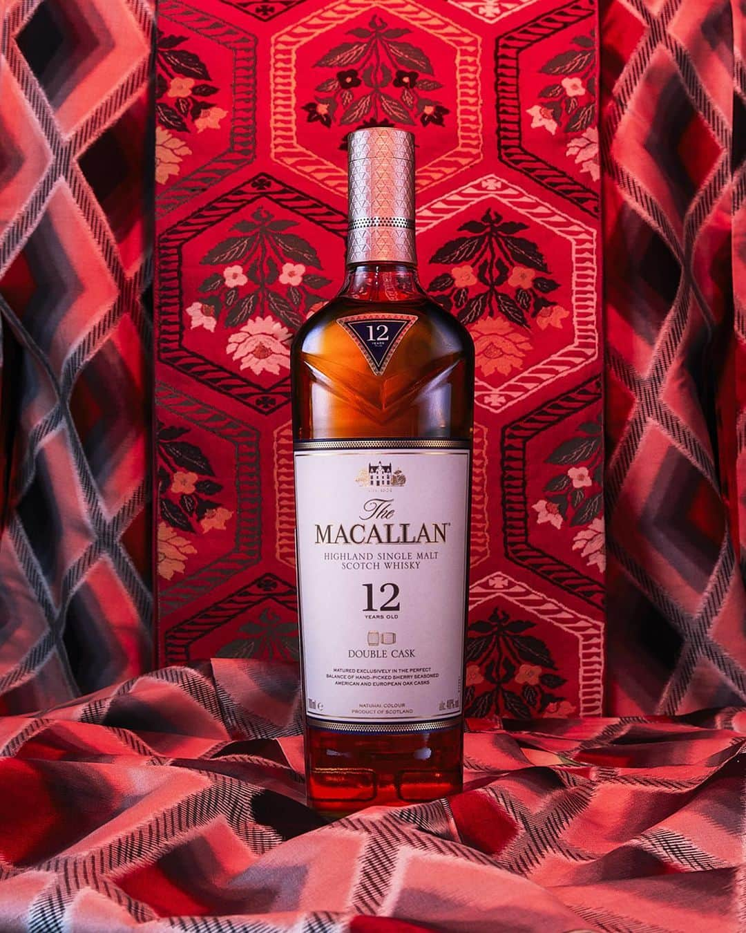 マドモアゼル・ユリアさんのインスタグラム写真 - (マドモアゼル・ユリアInstagram)「ザ・マッカラン @themacallan_japan さんとのコラボレーションで素敵な映像を撮って頂きました😊 DJや、お着物にまつわる活動をする中で感じていること、歳を重ねることで見えてきたこと、ザ・マッカランとの関係や共通点に関して、私の視点でお話しました。 素敵な映像をぜひチェックしてみてください🎞🥃  ボトルの写真の背景は、私が着ていた着物と帯なんです！ このアイデアとってもかっこいい！！😳  So happy to work with @themacallan_japan for this beautiful video project💙  thank you💙  #ザマッカラン #マッカラン #themacallan #kimono #アンティーク着物」1月23日 21時50分 - mademoiselle_yulia