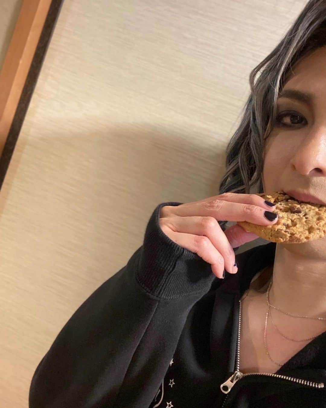 古川雄大さんのインスタグラム写真 - (古川雄大Instagram)「佐々木くんにもらったこのクッキーが美味すぎて引いてます。  #エリザベート #佐々木崇 君」1月23日 23時07分 - yuta_furukawa_official