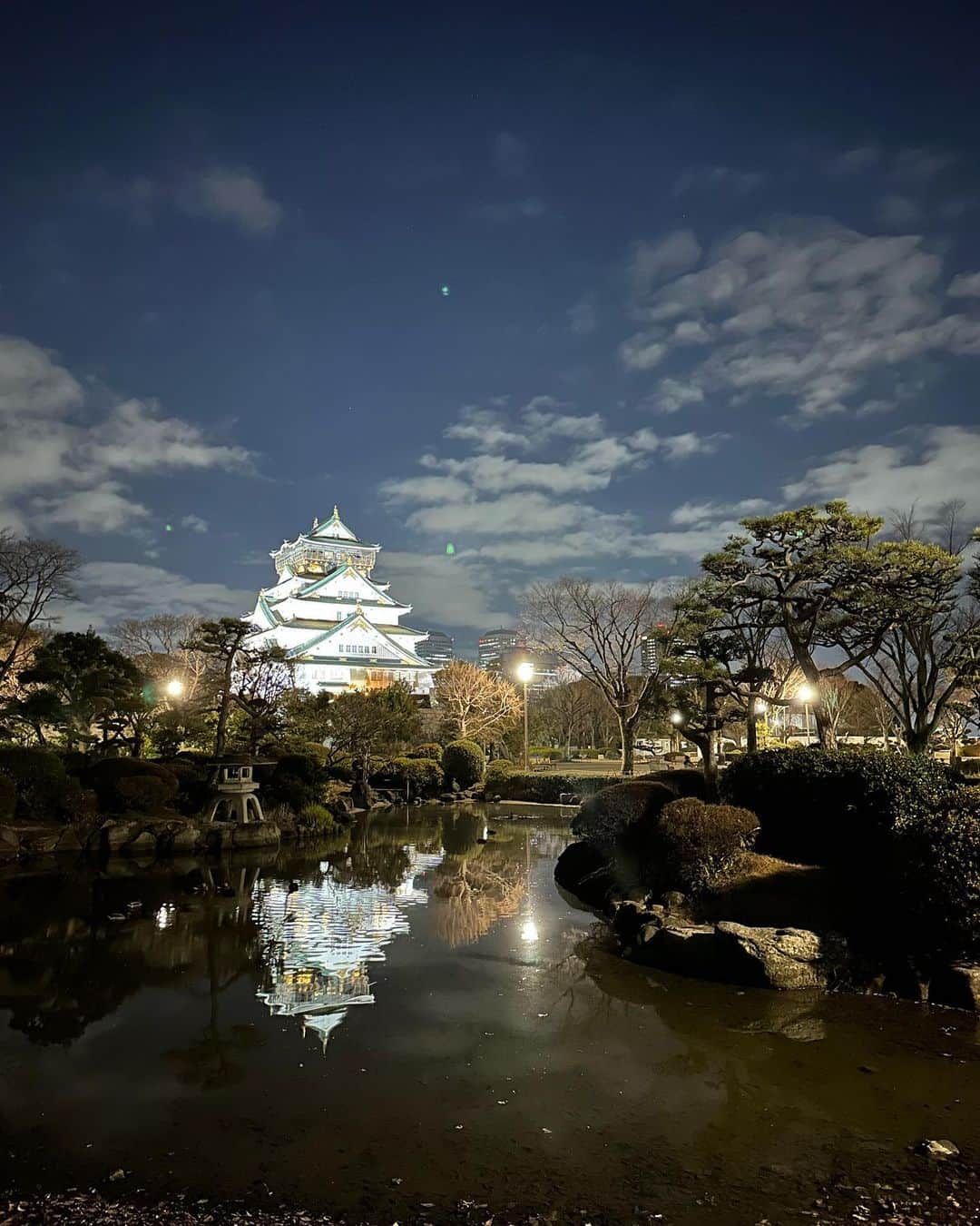 きゃっするひとみーさんのインスタグラム写真 - (きゃっするひとみーInstagram)「冬の大阪城は格段に綺麗🏯✨  ビジネスきゃっする🏯やったら、多分イベント1.2回でみんなも見抜いてると思う。（たぶんね😂）  何回行ってもワクワクする大阪城。そして知るほどに楽しいお城の世界🏯✨  それを走って楽しめるランナーってめっちゃいい💗  こんなに夢中になれることが二つもできて、それのどちらも仕事にできたなんて何度考えても夢物語。  お城✖️ランニング  どっちも今年は突っ走ります🏃‍♀️🏃‍♀️🏃‍♀️  ランのためにもまずはダイエットと秘密の腹筋！笑（これもYouTubeで🫶）  YouTubeもやっと再開しますので、お楽しみに！こんなんして欲しいとかあればメッセージ、コメントお待ちしてます！  #狼煙をあげろ 🔥🔥🔥🔥  全国様々な大会参加しますので、トップページリンクより見てください☺️❤️  🏯🏯🏯🏯🏯🏯🏯🏯🏯🏯🏯🏯🏯🏯🏯🏯 2/23 長居公園でオーフェス！リレーマラソン🫶 リレーマラソンのお祭り！奮ってご参加ください✨  3/25 こちらも長居公園で大阪ランナーズトライアル😤🔥🔥🔥🔥今シーズン最後に楽しみましょう！🫶  4/16 大蔵海岸リレーマラソン✨🔥 毎年参加の大好きな大会！！今年はアンバサダーとして参加です！！！ どれも私のトップページリンクより！！  🏯🏯🏯🏯🏯🏯🏯🏯🏯🏯🏯🏯🏯🏯🏯🏯  #マラソン大会 #長居公園 #アミノサウルス #マラソン #ランニング #大阪マラソン #osakamarathon  #大阪城 #きゃっするのきたおしろ #きゃっするこれくしょん #ランコレクション #大蔵海岸リレーマラソン #アモーレ  #ランニングウェア #レギンス #ニューヨークスタイル」1月24日 0時19分 - takaxjumppp