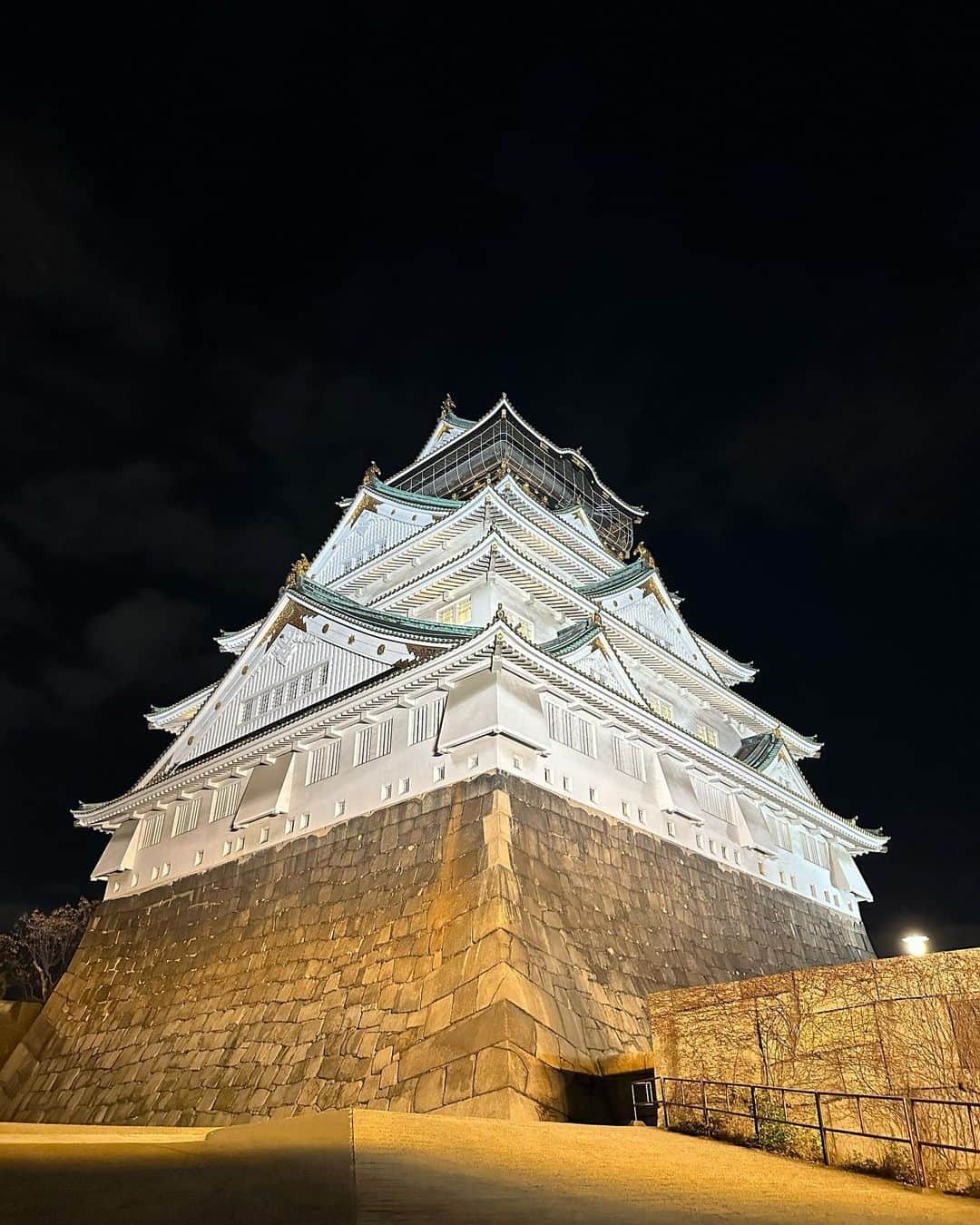 きゃっするひとみーさんのインスタグラム写真 - (きゃっするひとみーInstagram)「冬の大阪城は格段に綺麗🏯✨  ビジネスきゃっする🏯やったら、多分イベント1.2回でみんなも見抜いてると思う。（たぶんね😂）  何回行ってもワクワクする大阪城。そして知るほどに楽しいお城の世界🏯✨  それを走って楽しめるランナーってめっちゃいい💗  こんなに夢中になれることが二つもできて、それのどちらも仕事にできたなんて何度考えても夢物語。  お城✖️ランニング  どっちも今年は突っ走ります🏃‍♀️🏃‍♀️🏃‍♀️  ランのためにもまずはダイエットと秘密の腹筋！笑（これもYouTubeで🫶）  YouTubeもやっと再開しますので、お楽しみに！こんなんして欲しいとかあればメッセージ、コメントお待ちしてます！  #狼煙をあげろ 🔥🔥🔥🔥  全国様々な大会参加しますので、トップページリンクより見てください☺️❤️  🏯🏯🏯🏯🏯🏯🏯🏯🏯🏯🏯🏯🏯🏯🏯🏯 2/23 長居公園でオーフェス！リレーマラソン🫶 リレーマラソンのお祭り！奮ってご参加ください✨  3/25 こちらも長居公園で大阪ランナーズトライアル😤🔥🔥🔥🔥今シーズン最後に楽しみましょう！🫶  4/16 大蔵海岸リレーマラソン✨🔥 毎年参加の大好きな大会！！今年はアンバサダーとして参加です！！！ どれも私のトップページリンクより！！  🏯🏯🏯🏯🏯🏯🏯🏯🏯🏯🏯🏯🏯🏯🏯🏯  #マラソン大会 #長居公園 #アミノサウルス #マラソン #ランニング #大阪マラソン #osakamarathon  #大阪城 #きゃっするのきたおしろ #きゃっするこれくしょん #ランコレクション #大蔵海岸リレーマラソン #アモーレ  #ランニングウェア #レギンス #ニューヨークスタイル」1月24日 0時19分 - takaxjumppp