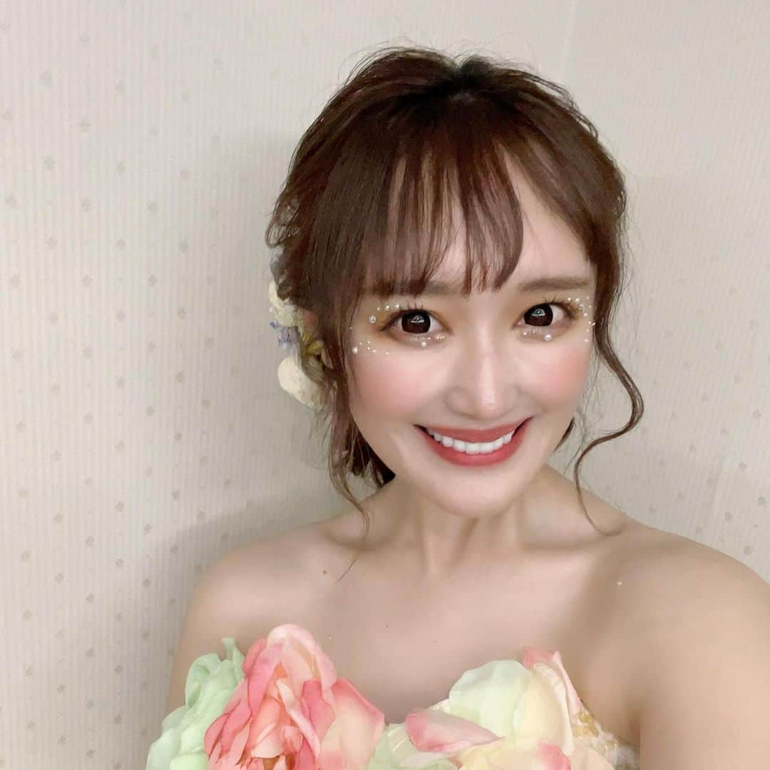 白い雪乃さんのインスタグラム写真 - (白い雪乃Instagram)「ヘアメイクと衣装で異次元空間な一日でした🤍🤍🤍  #白い雪乃#バルセロナ#桃李#ドレス#アイスの実#ラプンツェル#キャバ嬢#北海道」1月24日 3時24分 - shiroi.yukino