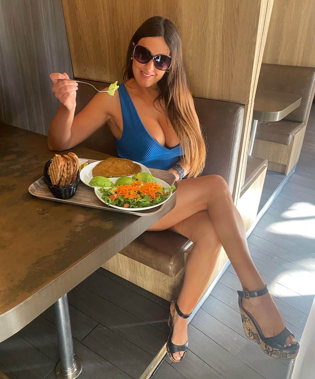 クラウディア・ロマーニさんのインスタグラム写真 - (クラウディア・ロマーニInstagram)「1, 2, 3, 4 or 5? 🥰🥰🥰 Thank you @aromaus  for the great vegan brunch. So great to have the vegan omelette option for the Power Breakfast… Not to mention the green juice!!! Such a great spot in SoBe to have Mediterranean food!!! @aromaus ♥️👏🥰」1月24日 4時57分 - claudia_romani