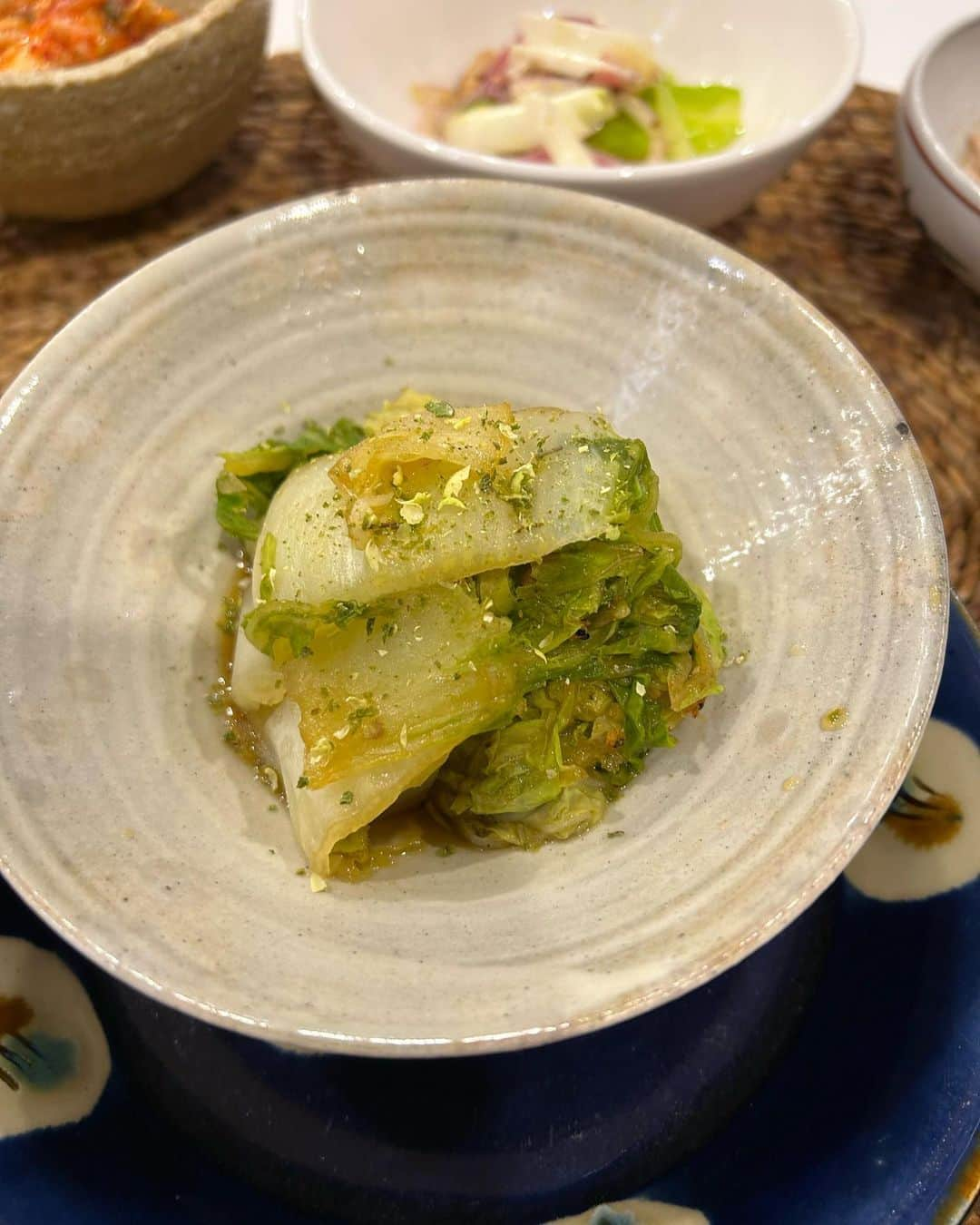 安藤優子さんのインスタグラム写真 - (安藤優子Instagram)「仙人飯⁉️  お早うございます‼️  いよいよ寒波到来か？の東京の朝。  空気は半端なく冷えてきていますが、日中はまだ気温がそこそこ上りそうです。  さて、昨晩は胃腸を整える仙人飯⁉️風。  お昼に美味しいイタリアンをいただいたので、お腹がいっぱい。  なので、小鉢各種と鯖の一夜干し、そしてすり鉢であたった自然薯。  いやー何年ぶりかで、すり鉢で自然薯こしらえました。（笑）  お出汁と卵でのばして、雑穀ご飯といただきました。  子供の頃すり鉢を押さえる役、やらされたなー。って思い出しました。  さっ本日はリンちゃんが主役の撮影があります！  ので、そろそろ行動開始して、リンちゃんも撮影に備えます（笑）  みなさまお住まいの地域は寒波の影響はいかがですか？  日本列島すっぽり冷たい空気に覆われています。  どうかくれぐれも安全に、暖かにして、お過ごしください。  本日もよろしくお願い致します‼️  #フレンチブルドッグ  #安藤優子」1月24日 6時26分 - yukoando0203