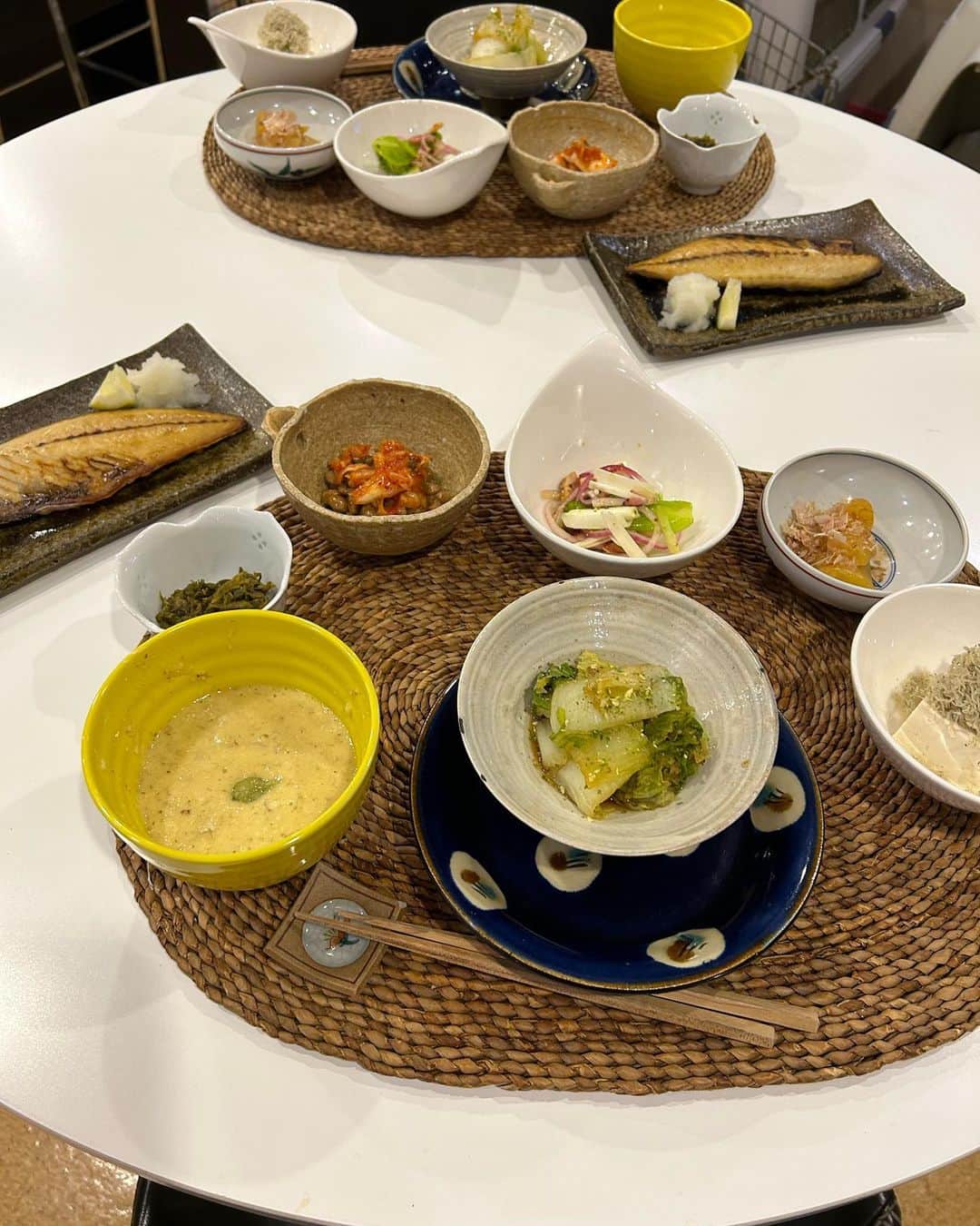 安藤優子さんのインスタグラム写真 - (安藤優子Instagram)「仙人飯⁉️  お早うございます‼️  いよいよ寒波到来か？の東京の朝。  空気は半端なく冷えてきていますが、日中はまだ気温がそこそこ上りそうです。  さて、昨晩は胃腸を整える仙人飯⁉️風。  お昼に美味しいイタリアンをいただいたので、お腹がいっぱい。  なので、小鉢各種と鯖の一夜干し、そしてすり鉢であたった自然薯。  いやー何年ぶりかで、すり鉢で自然薯こしらえました。（笑）  お出汁と卵でのばして、雑穀ご飯といただきました。  子供の頃すり鉢を押さえる役、やらされたなー。って思い出しました。  さっ本日はリンちゃんが主役の撮影があります！  ので、そろそろ行動開始して、リンちゃんも撮影に備えます（笑）  みなさまお住まいの地域は寒波の影響はいかがですか？  日本列島すっぽり冷たい空気に覆われています。  どうかくれぐれも安全に、暖かにして、お過ごしください。  本日もよろしくお願い致します‼️  #フレンチブルドッグ  #安藤優子」1月24日 6時26分 - yukoando0203