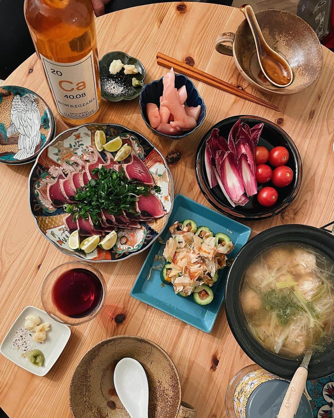 吉田知那美さんのインスタグラム写真 - (吉田知那美Instagram)「・ なんてことない日  があまりにも少ない生活をしているので、なんてことない日があるとこのうえなく喜びます。  日本はご飯が美味しい。愛着ももちろんあるけれど、日本はご飯が本当に美味しいと思います。あとみかんも美味しい。  #日本の食卓 #北海道のみなさん #おはぎといえばサザエですよね」1月24日 8時15分 - chinami1991