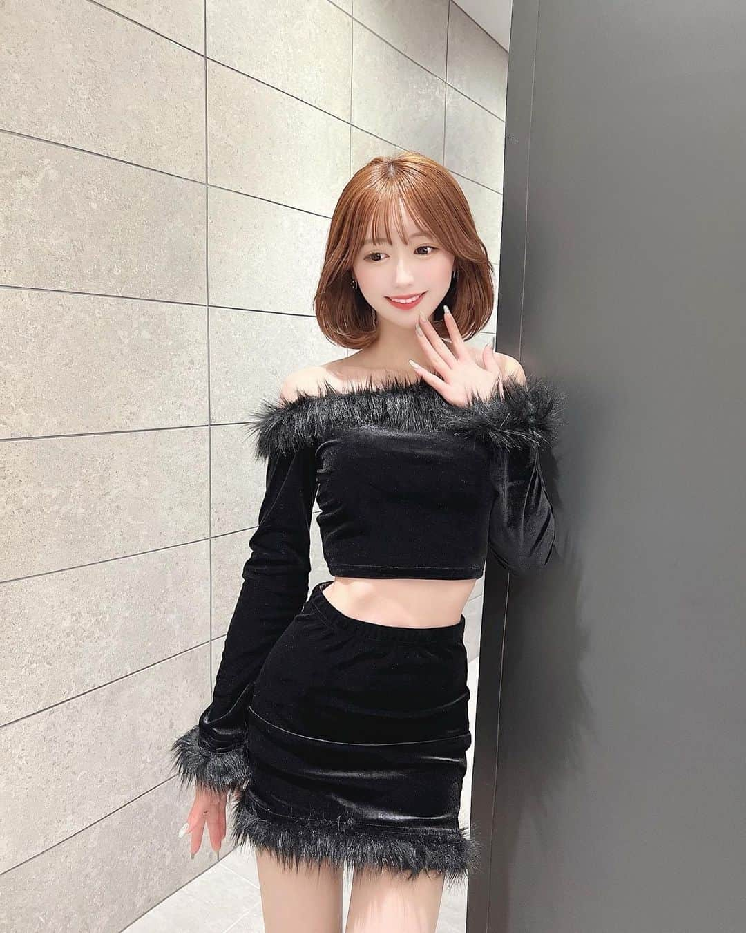 伊上あやさんのインスタグラム写真 - (伊上あやInstagram)「BLACK🖤⋆͛*͛ @shein_japan   ちょっといつもと違った感じで😌  sexyなセットアップチャレンジしてみた！SHEINだと安く買えるからイメチェンもチャレンジ出来ちゃう☺️🖤 ほんとに有難い🥹🖤  ちなみにクーポンでお得に購入出来るよ🖤 みんなも沢山使ってね！！🥰 ↓↓↓  クーポンコード:aya2023  割引率：お買い上げ金額1～5,999円まではセール価格より15%OFF、6,000円以上は20%OFFが適用されるよ☺️♥️  利用期限：〜3月末日  商品検索ID セットアップ 11318995  #SHEINforAll #SHEIN新春SALE #SHEIN #SHEINコーデ #韓国コーデ #韓国ファッション #デートコーデ #大人かわいいコーデ #ディナーコーデ」1月24日 14時51分 - o.aya_0613