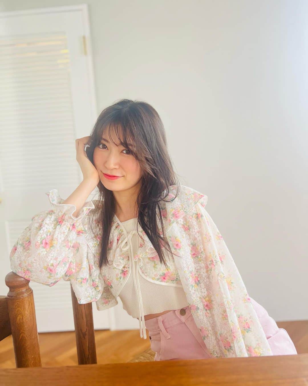 吉田朱里さんのインスタグラム写真 - (吉田朱里Instagram)「@ray.magazine 発売中☺️❤️ ファッション企画💓 @katouchan と 珍しいペアショット👯‍♀️ . チェックしてね🫶」1月24日 14時53分 - _yoshida_akari