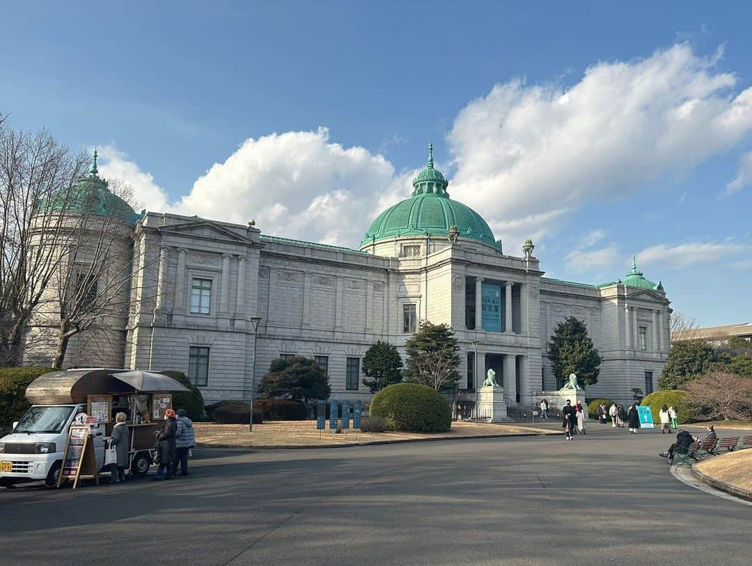 佐々木舞音さんのインスタグラム写真 - (佐々木舞音Instagram)「. . #150年後の国宝展 💎 ずっと気になっていてやっと行けました！ . たまごっち、父が朝早くおもちゃ屋さんに並んで買ってくれてどこに行くにも持っていって、ボタンを触りすぎてきちんと押せなくなってしまってからも、母が何とか細い棒を使って押せるようにしてくれました💭🤍 . プリキュアはほのかちゃんが大好きで全身衣装を祖母に買ってもらいました。 ガラケーは真っピンクの薄くて光るものに友達とお揃いで買ったミッキーのキーホルダーを付けていました🤭 . 平成の色々な思い出が蘇ってきて楽しかったです🥰 . 何年も前のことでも意外と思い出せるものです！ 今の出来事も何年後かには懐かしい思い出に変わっていて、もしかしたら私の持ち物が国宝になるかもしれない！ そんなことを考えていたら「今」がより尊く楽しいものに思えてきます💖 . 博物館とか美術館って埋もれていた感情を掘り出してくれたり、知らなかった綺麗なものに触れさせてくれたりして大好きです！ . #昭和 #平成 #令和 .」1月24日 15時28分 - sasakimaine