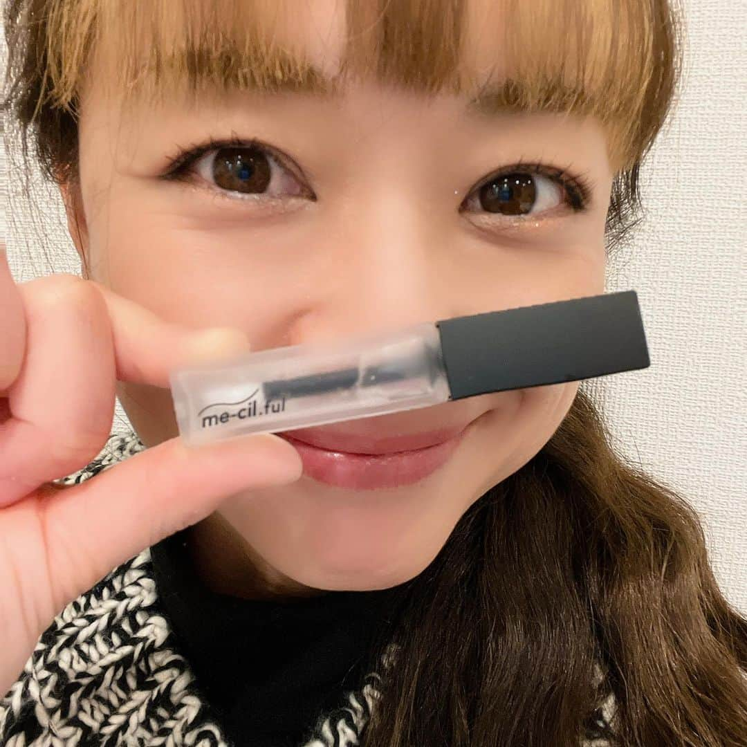 彼方茜香さんのインスタグラム写真 - (彼方茜香Instagram)「mecilful♥ まつ毛のケアアイテム·͜· ♡ 最近使いだしたけどまつ毛ケアも大事！ しっかりまつ毛を育てて綺麗なまつ毛キープして行きます!! チップタイプなのでしっかりまつ毛に塗る事が出来て楽やし、つけた後のベタベタ感も何もなし♪ ケアアイテムは「プレゼントされて嬉しい物リスト」にランクインするから皆さんもチェックしてみてくださいね✅ @me_cil.ful #mecilful #ミチルフル #アイラッシュセラム  #まつげ美容液 #まつ育 #まつ毛ケア #歯髄幹細胞 #不死化 #不死化ヒト歯髄幹細胞培養液 #ヒト幹細胞コスメ #まつげパーマ #幹細胞」1月24日 17時33分 - serikaochikata