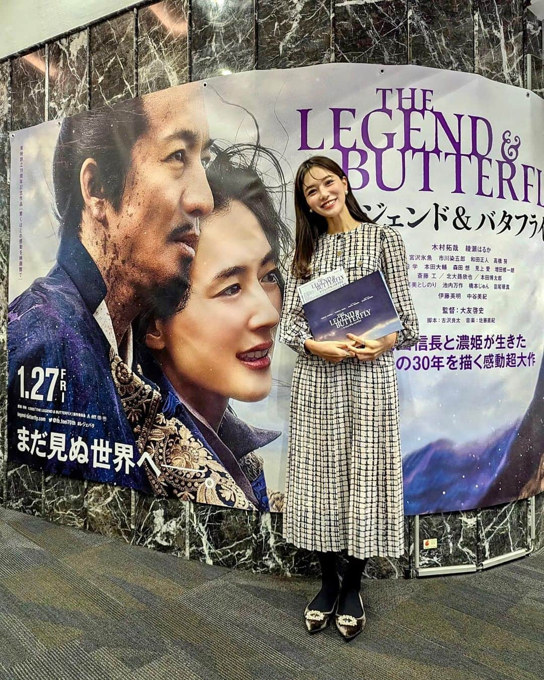 石井里奈さんのインスタグラム写真 - (石井里奈Instagram)「ずっと観たかった東映創立70周年記念作品『レジェンド&バタフライ』の試写会へ✨ . いやぁ〜本当に豪華だしすごかった！一つ一つのシーンのクオリティがこだわられているし、国宝や重要文化財の全国30カ所以上がロケ地になっていて本当圧巻！ 木村拓哉さんが演じる信長さんが時代によって見せる表情が違くてさらに深く作品に入り込んで魅入ってしまいました。 . 2人の人生に感動できる素敵な映画。東映の力を見た映画でした👏 私は泣きました！ . 1月27日(金)公開❣️ ぜひ見てみてね！ . #レジェバタ #レジェンドアンドバタフライ #かつてないレジェバタ #東映 #PR #映画 #映画好き #映画レビュー #時代劇 #織田信長 #歴史 #映画鑑賞」1月24日 17時41分 - ri7tin1025