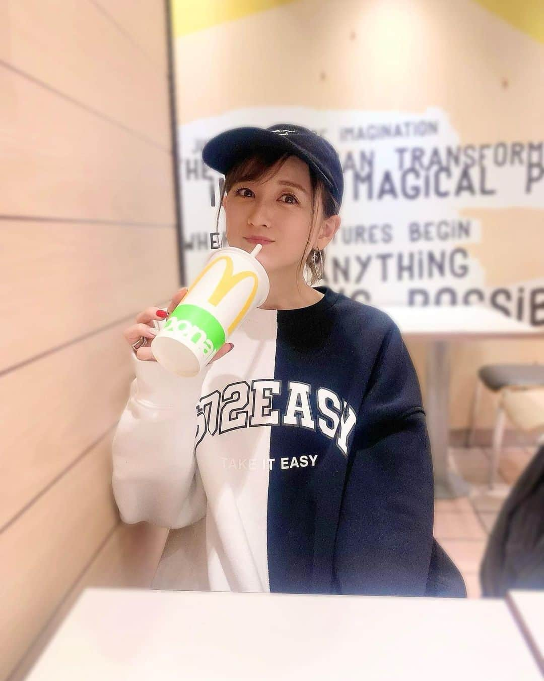 小松彩夏さんのインスタグラム写真 - (小松彩夏Instagram)「⁡ 2023年マック始め💛笑 ちなみにいつもてりやきセットです😋✌️ ⁡ どうやら日本は10年に一度の大寒波だとか☃️ ⁡ 皆さん暖かくして過ごしてくださいね❣️ ⁡ #マック #マック #大好き #寒波 #暖かくして #過ごしてね」1月24日 17時59分 - official_ayaka_502