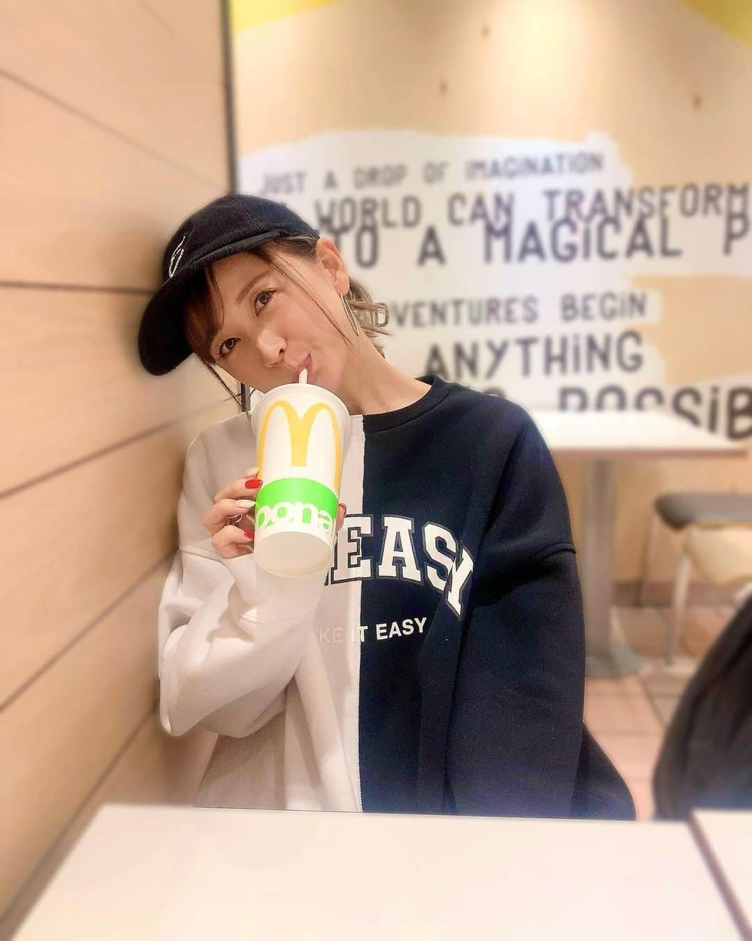 小松彩夏さんのインスタグラム写真 - (小松彩夏Instagram)「⁡ 2023年マック始め💛笑 ちなみにいつもてりやきセットです😋✌️ ⁡ どうやら日本は10年に一度の大寒波だとか☃️ ⁡ 皆さん暖かくして過ごしてくださいね❣️ ⁡ #マック #マック #大好き #寒波 #暖かくして #過ごしてね」1月24日 17時59分 - official_ayaka_502