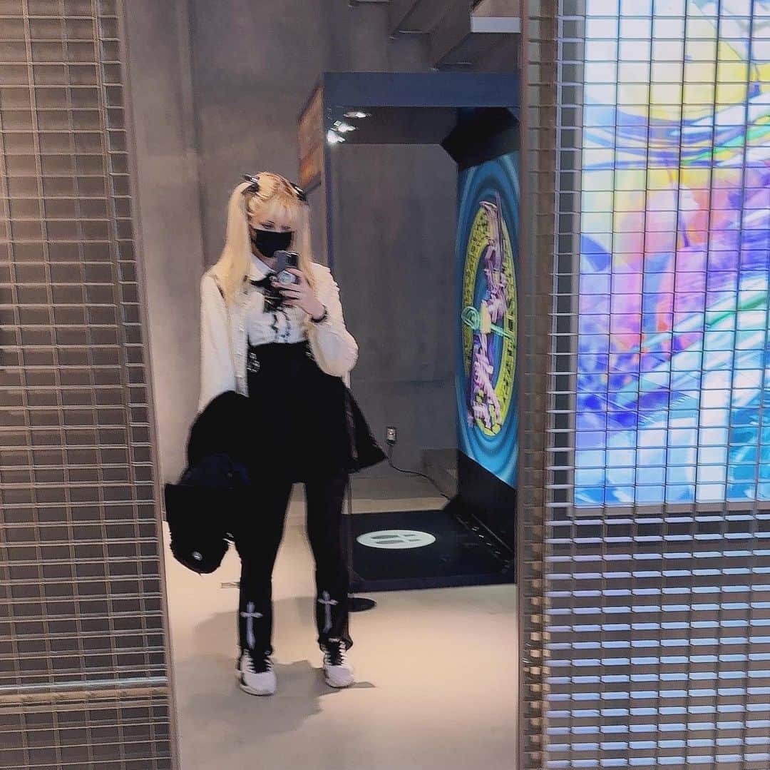 Hirari Ann（ヒラリー アン）さんのインスタグラム写真 - (Hirari Ann（ヒラリー アン）Instagram)「I’m in heaven 😭💓   #yugioh #adidas」1月24日 18時11分 - hirariann