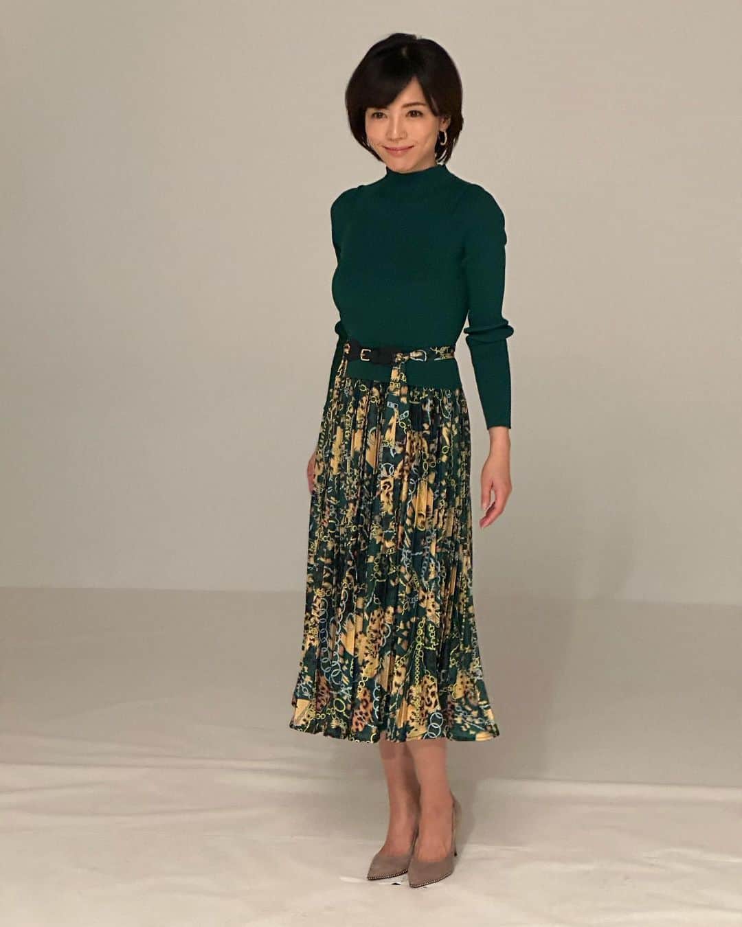 釈由美子さんのインスタグラム写真 - (釈由美子Instagram)「昨日の広告撮影で着た衣装の一部をご紹介します🙋‍♀️  鮮やかなグリーンの大人エレガントワンピース👗  ニットとスカートのセパレートに見えますが ワンピースなんです🥰  @wildlily_daikanyama  洋服の他に色々なコスチュームを着たのですが バリエーションの振れ幅が大きすぎて、そのギャップが楽しかったです😚  どんな撮影になったかは 情報解禁されたらお写真をまたアップしますね😉  お楽しみに❤️」1月24日 18時16分 - yumikoshaku