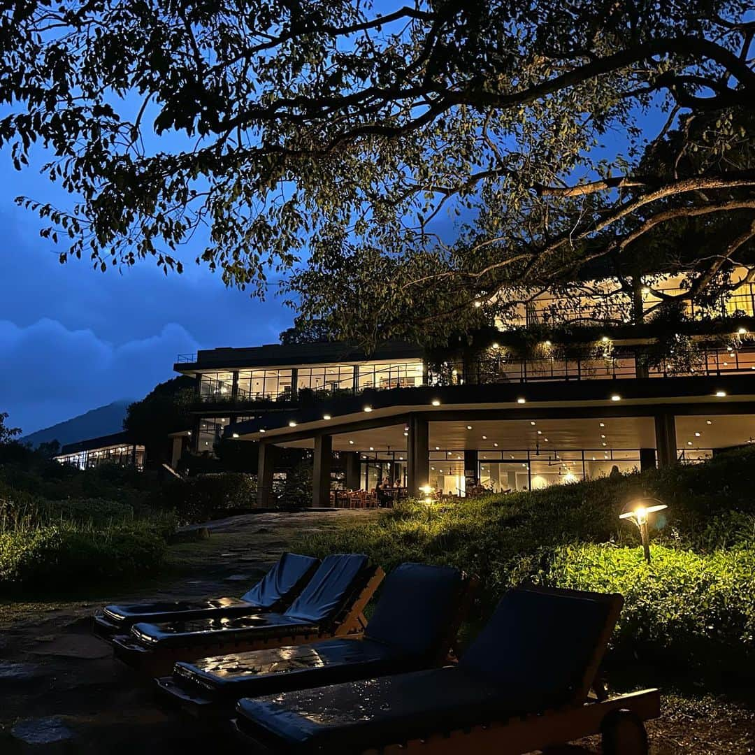 市原彩花さんのインスタグラム写真 - (市原彩花Instagram)「Heritance Kandalama🌿 This hotel offers a view of the world heritage Sigiriya Rock.  ヘリタンス カンダラマ🌱 スリランカの人気のホテル🇱🇰 晴れてるとプールやお部屋からシギリヤロックやピドゥランガラが見えるの☺️ ツアー会社 @srilankaby_michi が一番良い部屋を予約してくれたからジャグジーしながらも見えたよ🛁 大自然の中にあるから、猿がプールやベランダに遊びに来ることも🐵(9枚目大群🐒)  夕暮れに聞こえてくる笛の音が、とっても穏やかな気持ちにさせてくれた☺️  スリランカツアー @srilankaby_michi  ツアー代表のミチちゃん @michi_1017  スリランカホームステイ @srilankabymichi_homestay   #ヘリタンスカンダラマ#heritancekandalama#スリランカホテル#srilankahotels #srilanka#スリランカ#srilankatravel#srilankatrip#スリランカ旅行#スリランカ観光#スリランカ旅行記#シーギリヤロック#シギリヤロック#sigiriya#sigiriyarock#世界遺産#worldheritage#海外旅行#ピドゥランガラ #あーちゃんスリランカ」1月24日 18時35分 - ayaka_ichihara