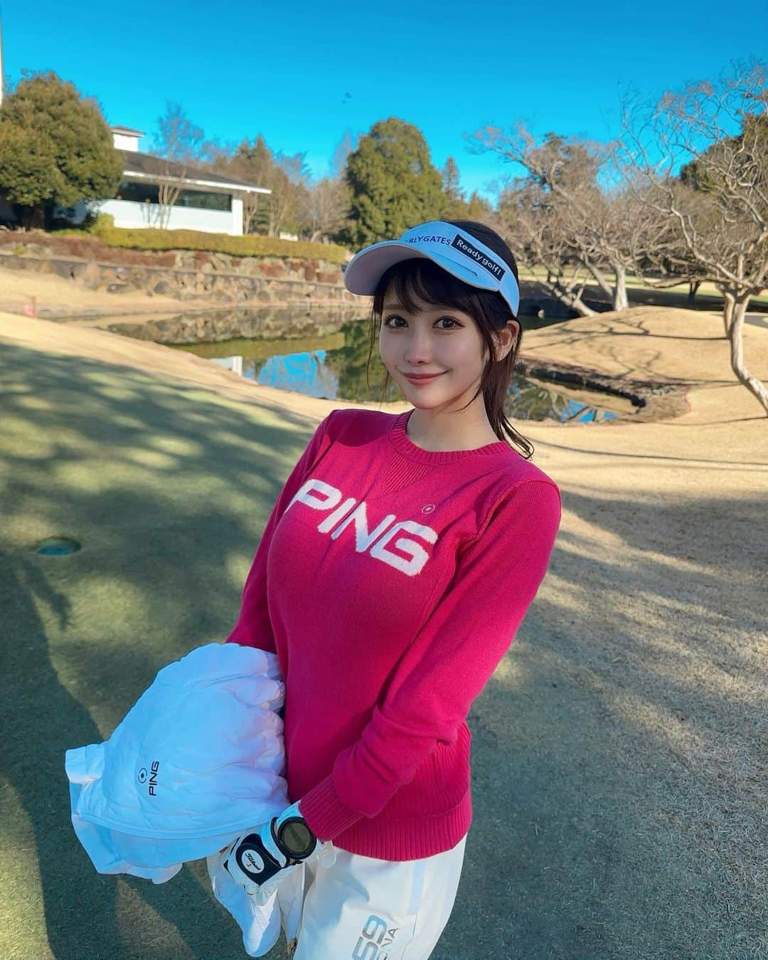 MAYUさんのインスタグラム写真 - (MAYUInstagram)「. 珍しくパンツスタイルにしたよ⛳️🤍 ウェアは @pingapparel_japan  . このニットはカシミヤ100%！✨ 着心地抜群で、あたたかくて、このピンクは発色も綺麗でお気に入り💕 サイドがリブになってるのもおしゃれで好き☺️ . パンツは伸縮性があって軽い！ 白のボトムスって透け感が気になるけど、このパンツは心配なく履けたよ🤍 . 中綿ブルゾンは冬の必須アイテムだよね🥺❄️ 高ストレッチ性、防風性、透水性などの高機能を備えたバリアンストレッチっていう高機能素材が使われてるみたい！✨ 本当に軽くてあたたかかったよ🤍 シンプルなデザインだから着やすいし、シルエットも綺麗だった🏌️‍♀️✨ . 寒波が来てまた一段と寒くなるみたいだから みんなもしっかり防寒しつつおしゃれしよ〜☺️❣️ . . #ゴルフ女子#ゴルフ#ゴルフウェア#ゴルフコーデ#ピン#ピンアパレル#ピンアンバサダー#ping#pingapparel#pr #golf#golfwear#golflife#golfaddict#golfcourse#golfstagram#golfclub#golfday#千代田カントリークラブ」1月24日 18時45分 - mayu.kina_golf