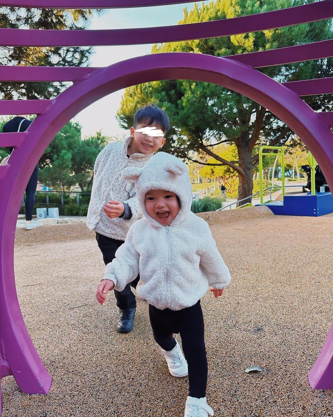 尾崎紗代子さんのインスタグラム写真 - (尾崎紗代子Instagram)「. 結局子供たちがめちゃくちゃ楽しんでくれるのは いつも公園。 LA🇺🇸のサンタモニカに来たら いつも寄る普通の公園⛲️  子供達が小さくて楽しんでくれるうちに 色んな国の公園に行ってみたい🌴  子供達のアウターは全部 @leotica.official  アウターもめちゃくちゃ汚してくれるので☺️ 旅先では洗えるアウターが便利！  #momlife #mommylife #mommy  #育児 #ママライフ  #6歳 #4歳 #1歳 #motherof3 #motherhood  #family #familyphoto  #3人育児  #3児のママ #3児ママ  #familytime  #5人家族 #familyphotograhy #familyfirst #florida #floridatrip #familytrip #santamonica #losangels」1月24日 18時53分 - osayo_osayo