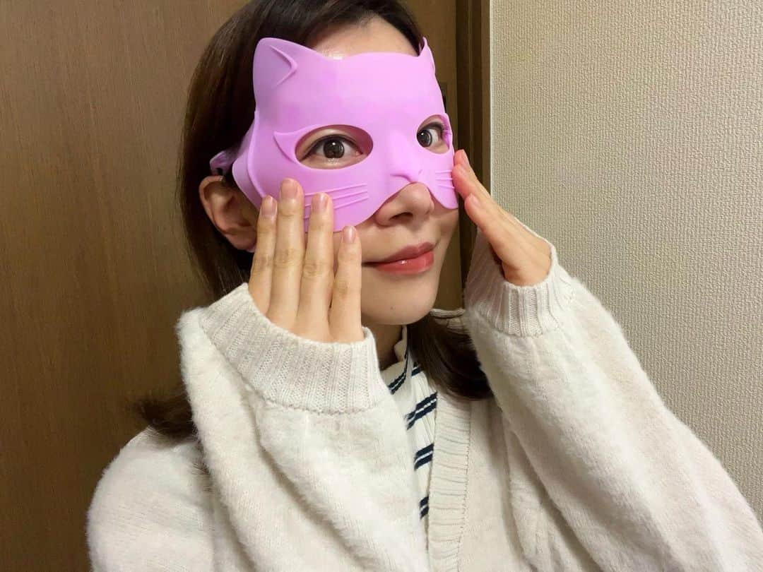 高木沙織さんのインスタグラム写真 - (高木沙織Instagram)「😺 * ねこ。 これ、良いんです^ ^ * 顔に当たる面に 大小さまざま、形や高さの異なる突起がついていて それが、ちょうど目のまわりのツボの位置に配置されています。 * アイマスクを装着して 手で軽く圧をかけるだけで 簡単にツボ押しができちゃう♡ * 目のまわりの筋肉が凝っていたり 疲れていたりするので イタ気持ち良い…。 血行が良くなって 目もとがじんわりほぐれます。 * * さて… 連載中の小説は 明日が最終回。 * 2月1日からは 新しい連載が始まります。 ずっと書きたかった舞台 そして、テーマもひとつ 自分の中で軸が定まり…。 苦戦しながらも 没頭して執筆しています。 皆様に届きますように…。 * * アイマスク 『目まわりすっきりアイマスク』 ※ Amazonで779円（税込） * * #アイマスク #目まわりすっきりアイマスク  #眼精疲労 #疲れ目 #目の疲れ #便利グッズ #ビューティーグッズ #ねこ #猫 #eyemask  #cat」1月24日 19時20分 - saori_takagi