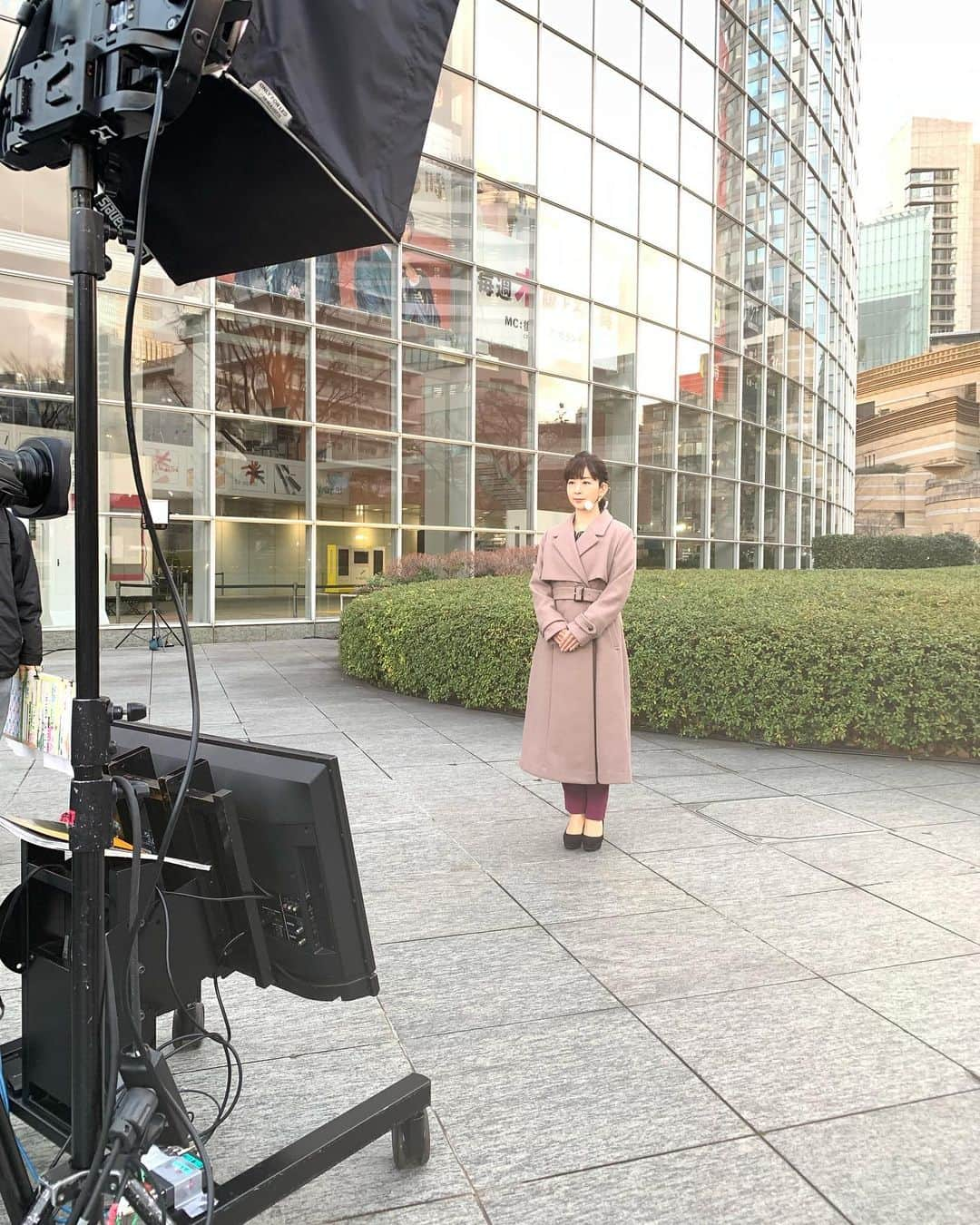 松尾由美子さんのインスタグラム写真 - (松尾由美子Instagram)「. 今日は番組冒頭、 外からお伝えしました。 4時35分頃から急に突風が吹き始め、 踏ん張っていないと飛ばされそうになるほど。 モノが飛ぶ音もしていたので、 お帰りの際は看板など飛んでくるかもしれません。 ケガをしないようお気をつけください。 気温も4時35分〜4時45分の10分間に4℃も下がって、まさに寒気にのみ込まれる瞬間を味わいました、、 室内に戻った時にヒートショックではないかと思うような立ちくらみがありました。 私でもそうだったので、 どうぞ持病をお持ちの方、 ご高齢の方、 室内、お風呂場、 気温差の大きいときの血圧の変化で倒れませんように。  皆さんくれぐれもお気をつけて。 声を掛け合いながら 嵐が過ぎ去るのを待って乗り切りましょう。  ジャケット grove @grove_jp  パンツ SHOO・LA・RUE @shoolarue_official  コート tocco @tocco_closet  アクセサリー Jouete @joueteofficial  カラーパンツのオフィススタイル。 パンツは暗めの色で派手になりすぎずほどよくコーデのアクセントに。 ツイードのジャケットがラグジュアリーな雰囲気を醸し出してくれます。  #風 #松尾由美子 #松尾と服 #テレビ朝日 #テレ朝 #スーパーJチャンネル #Jチャン」1月24日 19時27分 - yumikomatsuo5