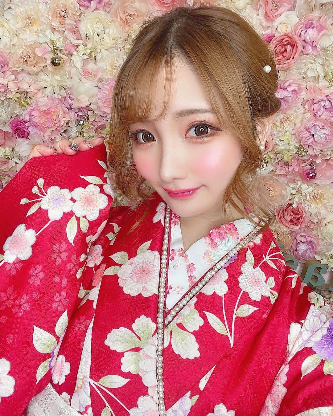 まゆぴちゅーさんのインスタグラム写真 - (まゆぴちゅーInstagram)「浅草レンタル着物👘💓  何度かお世話になってる @asakusa_omotenashi さんで 可愛いお着物レンタルして 撮影してきたぁ〜っ☺️💓💓！  ここは、レース系のふんわりかわいい系の 着物も多くあるんだけど、  今回は新年だしってことで 赤の綺麗系な可愛いお着物にしました❤️❤️  着付けも、もちろんヘアメイクも 可愛くしてくれて、 髪飾りも着物に合わせて可愛くしてくれる🫶🏻  バックもレンタルだよ⭐️  浅草に来た際はぜひ行ってみてね🤍  今日の写真、 何枚目がいいかな？🙈💋 . . . #浅草 #着物レンタル #omotenashi #浅草着物レンタル #浅草デート #浅草食べ歩き #着物ヘア #アップヘア #着物女子 #着物ヘアアレンジ #着物デート #着物コーディネート #アップヘアアレンジ #ビジョビ @b_b_j.j」1月24日 19時30分 - mayu_03pichu