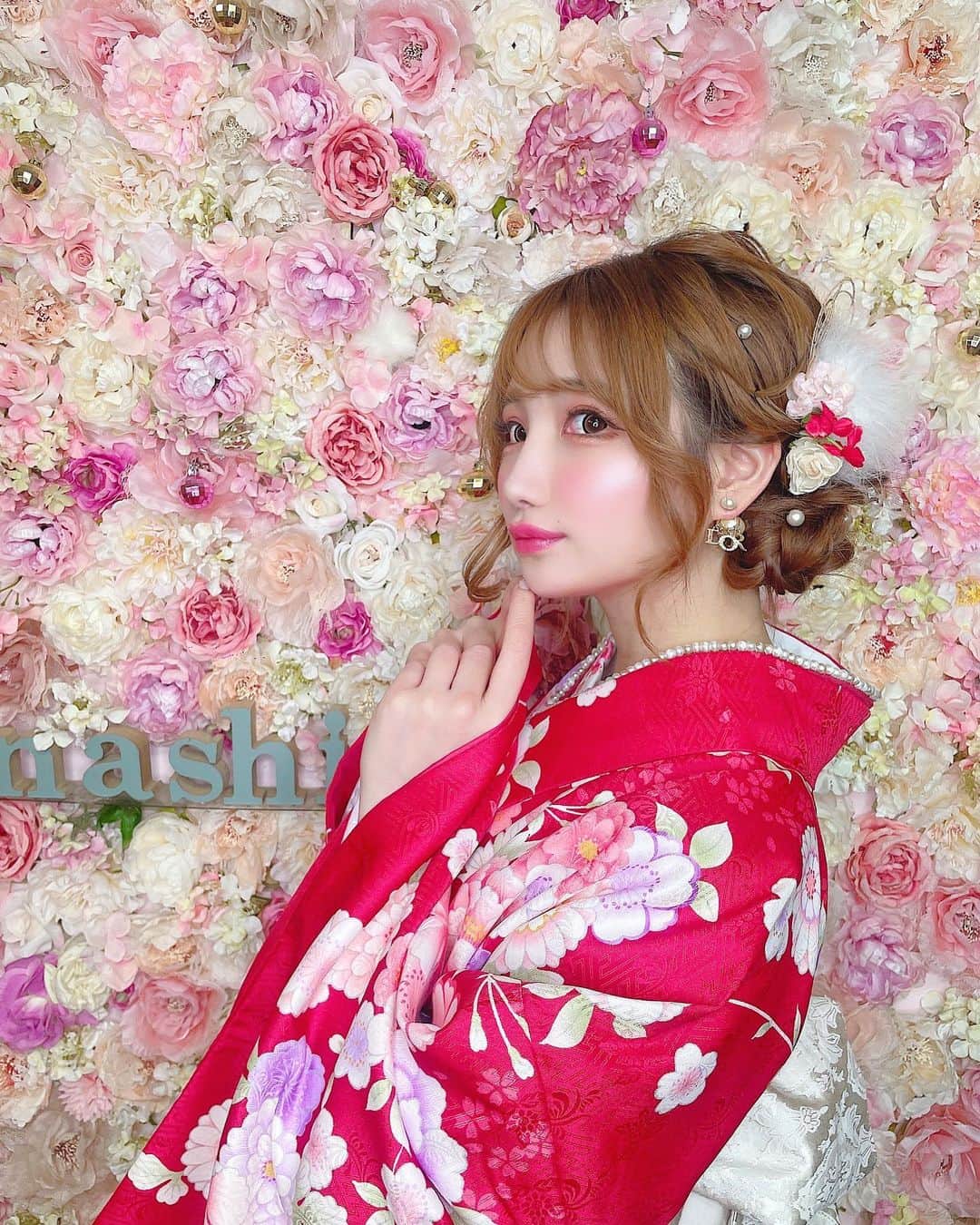 まゆぴちゅーさんのインスタグラム写真 - (まゆぴちゅーInstagram)「浅草レンタル着物👘💓  何度かお世話になってる @asakusa_omotenashi さんで 可愛いお着物レンタルして 撮影してきたぁ〜っ☺️💓💓！  ここは、レース系のふんわりかわいい系の 着物も多くあるんだけど、  今回は新年だしってことで 赤の綺麗系な可愛いお着物にしました❤️❤️  着付けも、もちろんヘアメイクも 可愛くしてくれて、 髪飾りも着物に合わせて可愛くしてくれる🫶🏻  バックもレンタルだよ⭐️  浅草に来た際はぜひ行ってみてね🤍  今日の写真、 何枚目がいいかな？🙈💋 . . . #浅草 #着物レンタル #omotenashi #浅草着物レンタル #浅草デート #浅草食べ歩き #着物ヘア #アップヘア #着物女子 #着物ヘアアレンジ #着物デート #着物コーディネート #アップヘアアレンジ #ビジョビ @b_b_j.j」1月24日 19時30分 - mayu_03pichu