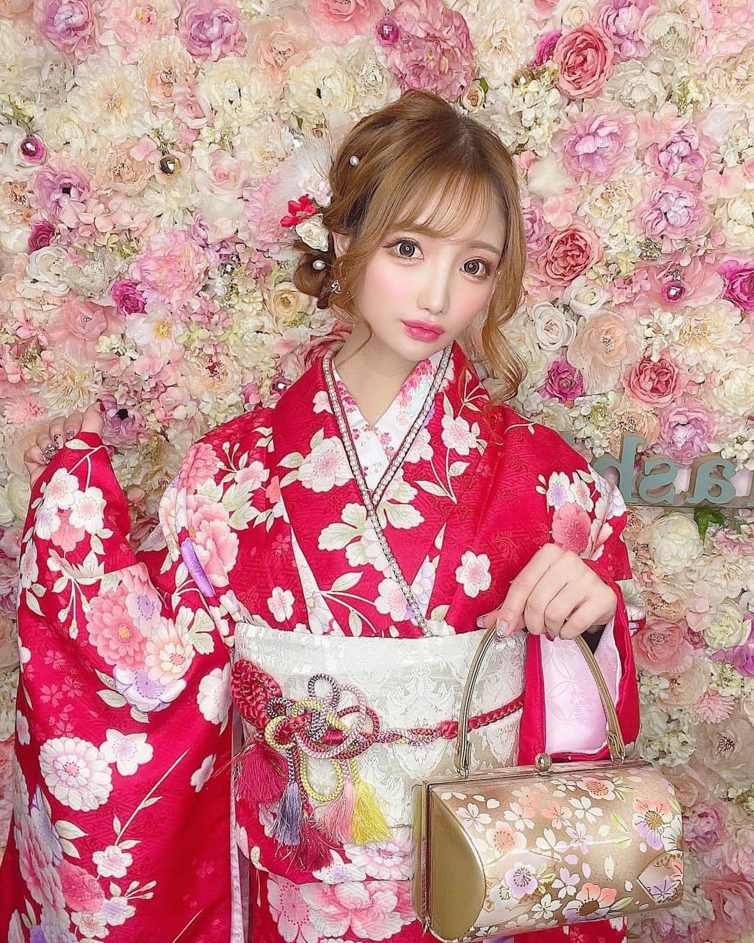 まゆぴちゅーさんのインスタグラム写真 - (まゆぴちゅーInstagram)「浅草レンタル着物👘💓  何度かお世話になってる @asakusa_omotenashi さんで 可愛いお着物レンタルして 撮影してきたぁ〜っ☺️💓💓！  ここは、レース系のふんわりかわいい系の 着物も多くあるんだけど、  今回は新年だしってことで 赤の綺麗系な可愛いお着物にしました❤️❤️  着付けも、もちろんヘアメイクも 可愛くしてくれて、 髪飾りも着物に合わせて可愛くしてくれる🫶🏻  バックもレンタルだよ⭐️  浅草に来た際はぜひ行ってみてね🤍  今日の写真、 何枚目がいいかな？🙈💋 . . . #浅草 #着物レンタル #omotenashi #浅草着物レンタル #浅草デート #浅草食べ歩き #着物ヘア #アップヘア #着物女子 #着物ヘアアレンジ #着物デート #着物コーディネート #アップヘアアレンジ #ビジョビ @b_b_j.j」1月24日 19時30分 - mayu_03pichu