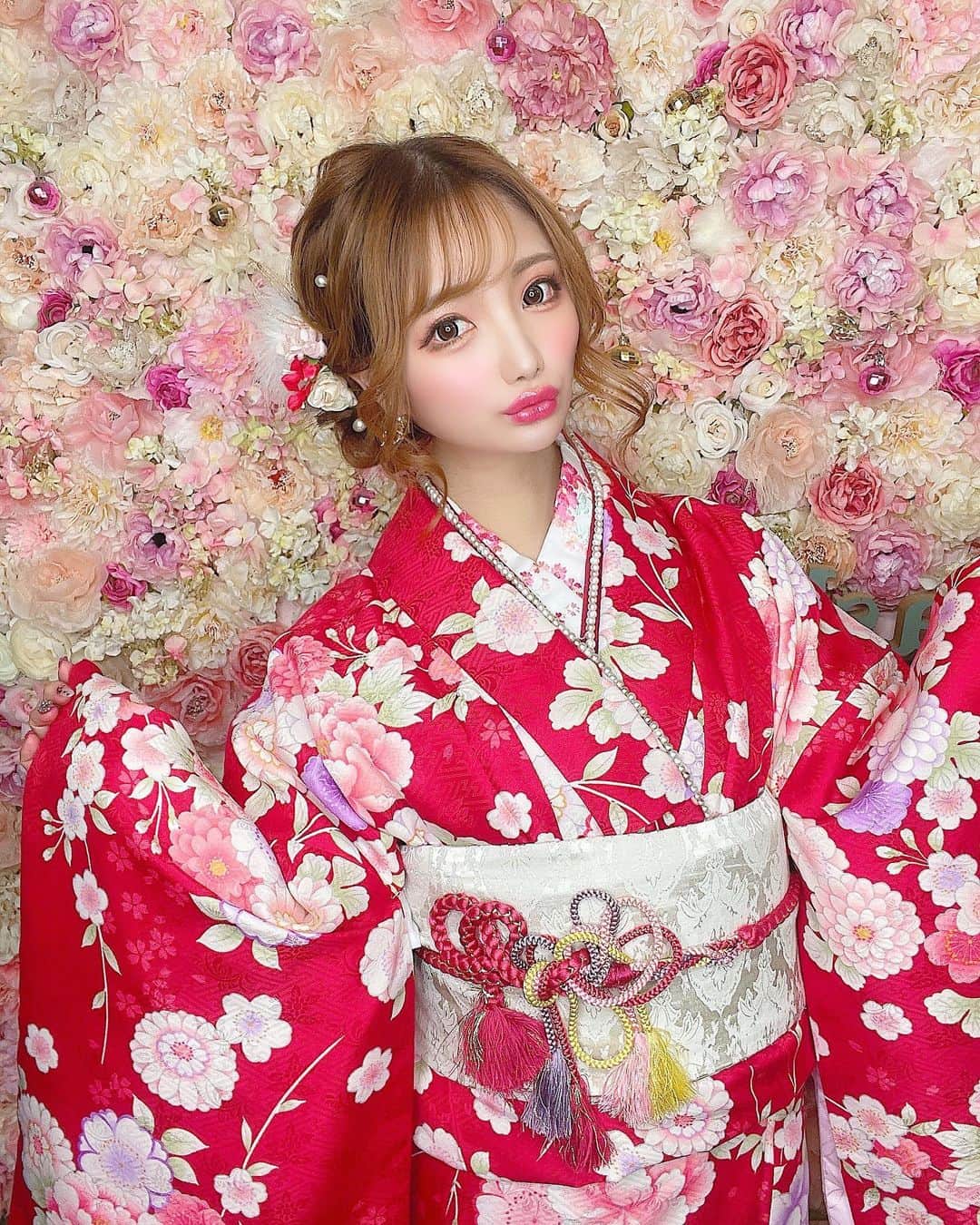 まゆぴちゅーさんのインスタグラム写真 - (まゆぴちゅーInstagram)「浅草レンタル着物👘💓  何度かお世話になってる @asakusa_omotenashi さんで 可愛いお着物レンタルして 撮影してきたぁ〜っ☺️💓💓！  ここは、レース系のふんわりかわいい系の 着物も多くあるんだけど、  今回は新年だしってことで 赤の綺麗系な可愛いお着物にしました❤️❤️  着付けも、もちろんヘアメイクも 可愛くしてくれて、 髪飾りも着物に合わせて可愛くしてくれる🫶🏻  バックもレンタルだよ⭐️  浅草に来た際はぜひ行ってみてね🤍  今日の写真、 何枚目がいいかな？🙈💋 . . . #浅草 #着物レンタル #omotenashi #浅草着物レンタル #浅草デート #浅草食べ歩き #着物ヘア #アップヘア #着物女子 #着物ヘアアレンジ #着物デート #着物コーディネート #アップヘアアレンジ #ビジョビ @b_b_j.j」1月24日 19時30分 - mayu_03pichu