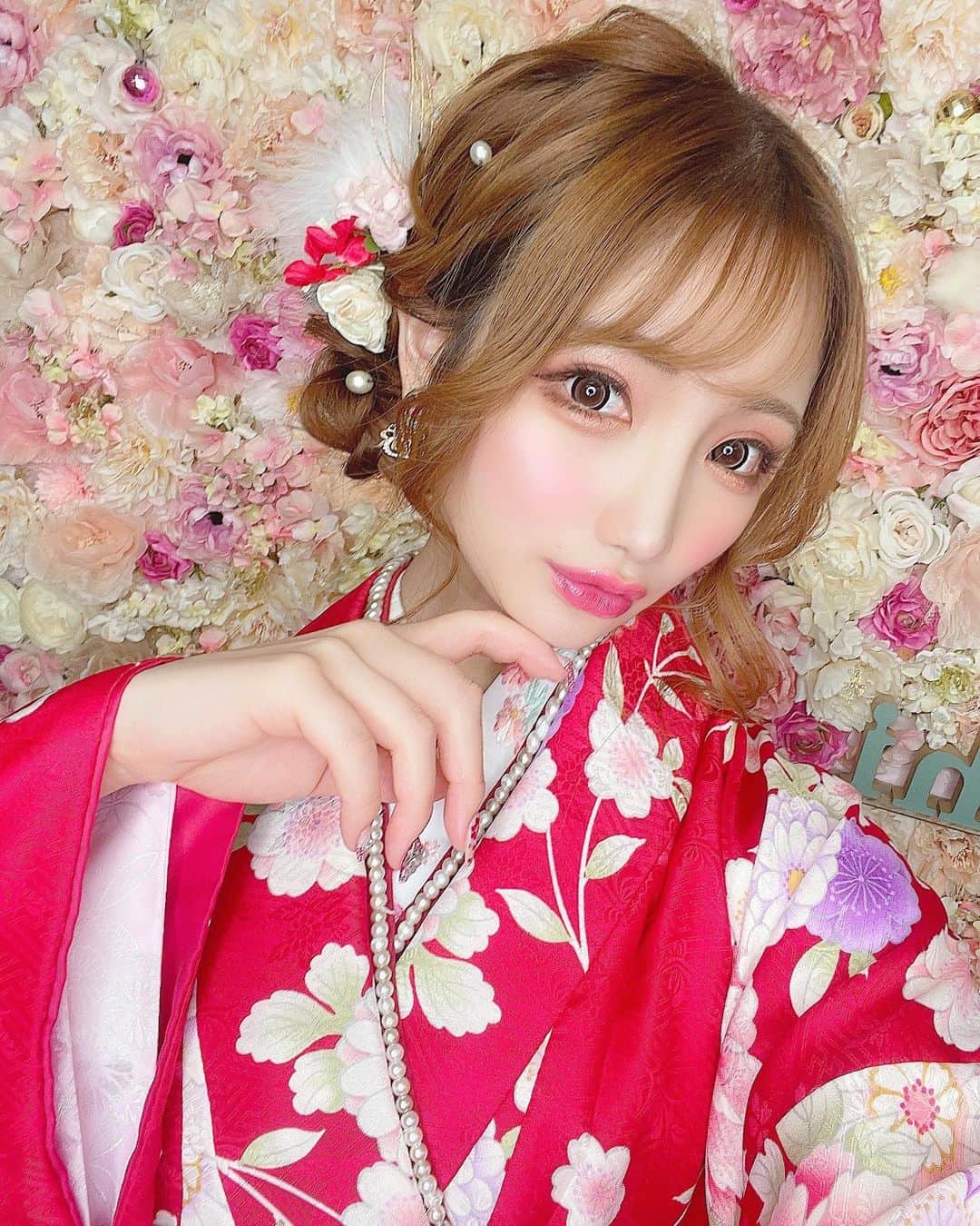 まゆぴちゅーさんのインスタグラム写真 - (まゆぴちゅーInstagram)「浅草レンタル着物👘💓  何度かお世話になってる @asakusa_omotenashi さんで 可愛いお着物レンタルして 撮影してきたぁ〜っ☺️💓💓！  ここは、レース系のふんわりかわいい系の 着物も多くあるんだけど、  今回は新年だしってことで 赤の綺麗系な可愛いお着物にしました❤️❤️  着付けも、もちろんヘアメイクも 可愛くしてくれて、 髪飾りも着物に合わせて可愛くしてくれる🫶🏻  バックもレンタルだよ⭐️  浅草に来た際はぜひ行ってみてね🤍  今日の写真、 何枚目がいいかな？🙈💋 . . . #浅草 #着物レンタル #omotenashi #浅草着物レンタル #浅草デート #浅草食べ歩き #着物ヘア #アップヘア #着物女子 #着物ヘアアレンジ #着物デート #着物コーディネート #アップヘアアレンジ #ビジョビ @b_b_j.j」1月24日 19時30分 - mayu_03pichu