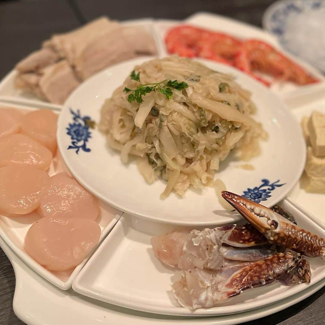 MAMIさんのインスタグラム写真 - (MAMIInstagram)「春節と１月お誕生日を 祝う女子会🦐🦐  @naoko_masuda_0110  @kaolun2021   体に優しい　酸菜火鍋を コースで💋 @shatohanten  華都飯店　  １月〜3月限定お鍋  発酵させた白菜と 海老、帆立(牡蠣からチェンジ) 蟹　豚肉　  スッパ優しい〜 うれしい〜 染み渡る〜  髪にも肌にも良い シリカ(ケイ素)の ピュアパウダーを🎁に もらったのでもうなんでも かけるわ！  ありがとー💋  ※胃炎により寝ておらず目の下のクマが マリアナ海峡になってます。深いわぁ。。 毎年１月は体調不良なんですけど😭  #お誕生日会#酸菜火鍋#アークヒルズ#北京ダック#春節#化学調味料不使用#胃炎女子#１月生まれ#山羊座#A型#アラフォー#ケイ素#シリカ#美容好きな人と繋がりたい #グルメスタグラム#禁酒中#😭#禁コーヒー中#😭」1月24日 19時43分 - mami_rcj