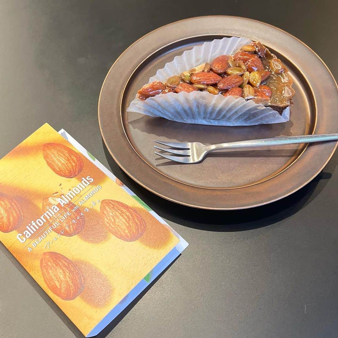 横山紗弓さんのインスタグラム写真 - (横山紗弓Instagram)「california almonds fair 2023🥜 全国各地の人気レストラン・カフェで 期間限定のアーモンドメニューが楽しめます！ㅤㅤ @almondsjp   アーモンドには、多くの栄養素が含まれており 中でも「若返りのビタミン」「サビ取りビタミン」と呼ばれる ビタミンEが豊富らしいです✨ ビタミンEが持つその高い抗酸化作用は 美肌・美髪や紫外線対策にも効果がある？？とか👱🏻‍♀️ また、食物繊維や植物性タンパク質といった 健康維持に欠かせない栄養素も豊富なんだそうです！  「カリフォルニア・アーモンド フェア2023」の間 day:1/23(月)〜2/5(日) 各店舗では、カリフォルニア・アーモンド1日分（約23粒／30g） を先着順でプレゼント中🎁 そしてカリフォルニア・アーモンド協会オリジナルグッズが当たる Instagramキャンペーンも実施されています！  私は大濠にある @fuk.coffee.parks で アーモンド焼き込みタルトをいただいてきました🍽 美味しくてぺろり。 コーヒーのビターな味にアーモンドの香ばしさが加わって👏 アーモンドたっぷりで満足度も高いです！ グッズも使い勝手が良さそうなものばかりなので 是非ゲットしてください♡ (※撮影・飲食時のみマスクを外しています。) #AD #アーモンドフェア #カリフォルニアアーモンド  #fukcoffeeparks #アーモンド焼き込みタルト #福岡ランチ #ビューティスナック #アーモンドでキレイ生活  #アーモンド好き #福岡カフェ部」1月24日 20時03分 - 1129sym