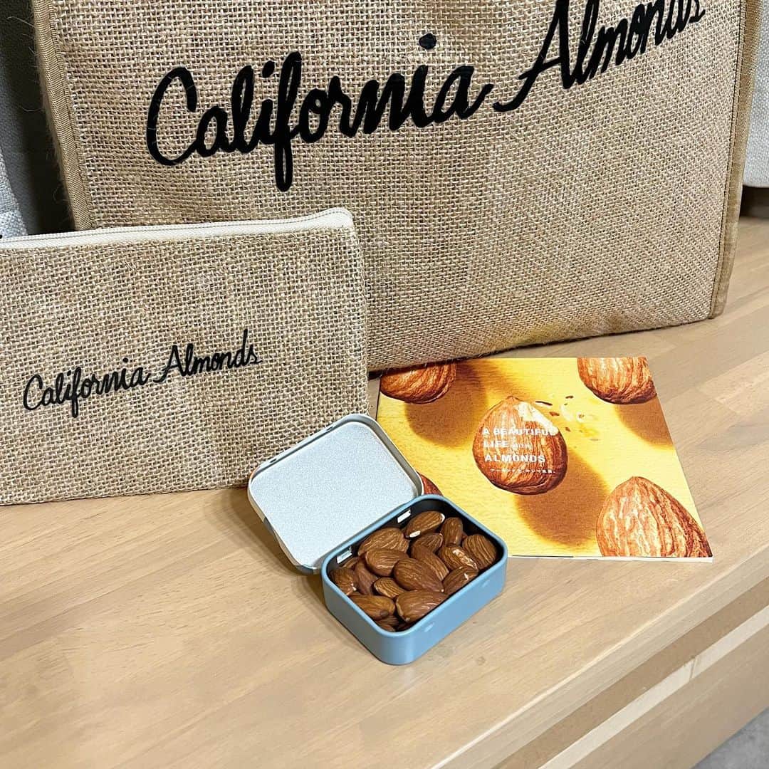 横山紗弓さんのインスタグラム写真 - (横山紗弓Instagram)「california almonds fair 2023🥜 全国各地の人気レストラン・カフェで 期間限定のアーモンドメニューが楽しめます！ㅤㅤ @almondsjp   アーモンドには、多くの栄養素が含まれており 中でも「若返りのビタミン」「サビ取りビタミン」と呼ばれる ビタミンEが豊富らしいです✨ ビタミンEが持つその高い抗酸化作用は 美肌・美髪や紫外線対策にも効果がある？？とか👱🏻‍♀️ また、食物繊維や植物性タンパク質といった 健康維持に欠かせない栄養素も豊富なんだそうです！  「カリフォルニア・アーモンド フェア2023」の間 day:1/23(月)〜2/5(日) 各店舗では、カリフォルニア・アーモンド1日分（約23粒／30g） を先着順でプレゼント中🎁 そしてカリフォルニア・アーモンド協会オリジナルグッズが当たる Instagramキャンペーンも実施されています！  私は大濠にある @fuk.coffee.parks で アーモンド焼き込みタルトをいただいてきました🍽 美味しくてぺろり。 コーヒーのビターな味にアーモンドの香ばしさが加わって👏 アーモンドたっぷりで満足度も高いです！ グッズも使い勝手が良さそうなものばかりなので 是非ゲットしてください♡ (※撮影・飲食時のみマスクを外しています。) #AD #アーモンドフェア #カリフォルニアアーモンド  #fukcoffeeparks #アーモンド焼き込みタルト #福岡ランチ #ビューティスナック #アーモンドでキレイ生活  #アーモンド好き #福岡カフェ部」1月24日 20時03分 - 1129sym