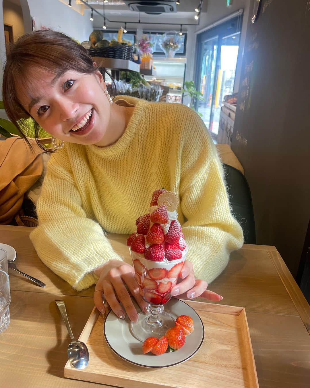 中谷萌さんのインスタグラム写真 - (中谷萌Instagram)「🍓🍓🍓  姉のカフェのいちごパフェ！ 甘いものはあまり食べないのですが 中はヨーグルトアイスで 甘すぎなくて最高に美味しかった☺️🥰  🍓🍓🍓」1月24日 20時31分 - n_moepi_fbs