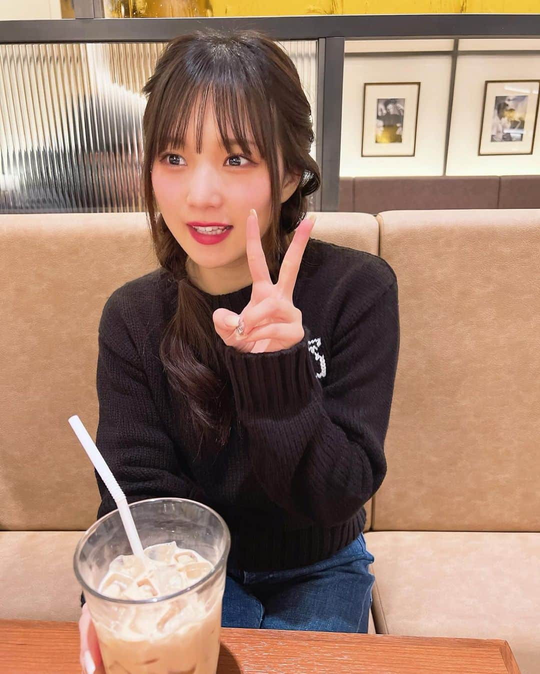 稲場愛香さんのインスタグラム写真 - (稲場愛香Instagram)「☕️❤︎ ⁡ ⁡ お母さんと上島珈琲店...🐈 ⁡ ⁡ #カフェ #喫茶店 #コーヒー #上島珈琲店  #ジンジャーチャイ #おいしかった  #編み込みツイン #みつあみ #ヘアアレンジ 🎀」1月24日 21時47分 - manaka_inaba.official