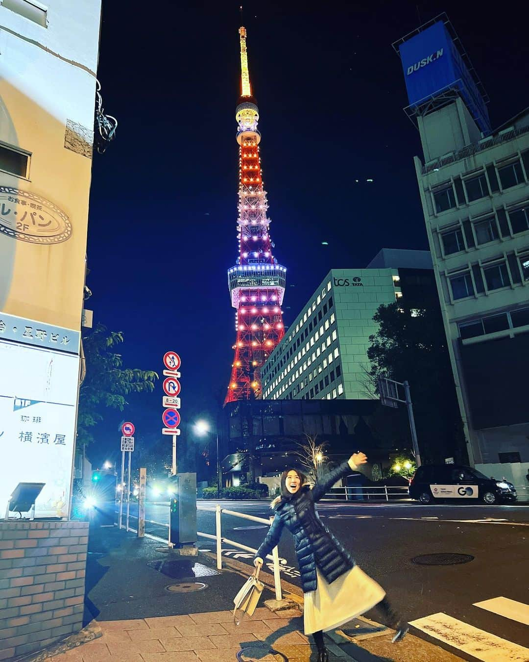 庄司ゆうこさんのインスタグラム写真 - (庄司ゆうこInstagram)「東京タワーが目の前のラウンジで打ち合わせ✨17時から1時間いたんですが、明るい景色から一気に暗くなって夜景も楽しめて得した気分でした🧡カフェラテがいつも以上に美味しかった🥺💓 4枚目はいつかの東京タワー🗼珍しい色で綺麗だったなぁ✨ 東京タワーってホントパワー貰えるし大好き💕 6枚目は今業務委託でお仕事させて頂いている @dearlife_agency の杉本さんと✨現場や挨拶まわり、常に一緒に行動させてもらっていて勉強になることばかり🥺 覚えること、やらなきゃいけない事も盛り沢山ですが、時間が足りないけど毎日凄く充実している☺️ 上司の杉本さんはじめ、みんな優しくてまだ1ヶ月半だけど楽しくお仕事させてもらってることに感謝🤗 #東京タワー#夜景#打ち合わせ#ラウンジ#カフェ#カフェラテ#ミーティング#ランチ#ランチミーティング#ディアライフエージェンシー #新しい職場#初めてのOL#OL生活#満喫中」1月24日 22時54分 - yuko.shoji