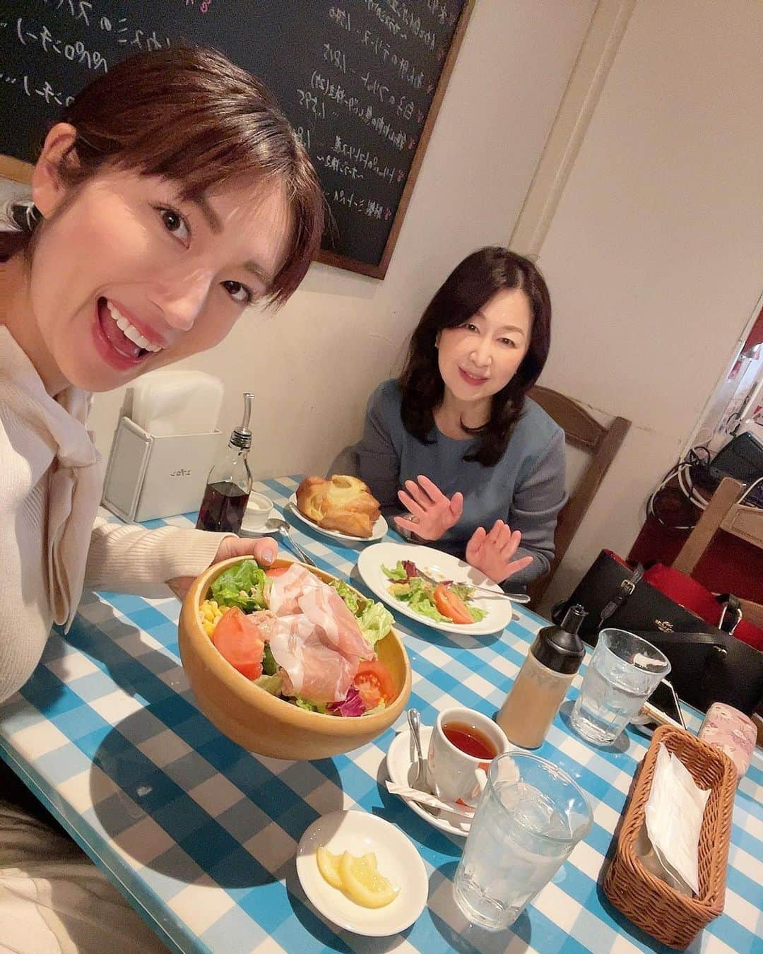 庄司ゆうこさんのインスタグラム写真 - (庄司ゆうこInstagram)「東京タワーが目の前のラウンジで打ち合わせ✨17時から1時間いたんですが、明るい景色から一気に暗くなって夜景も楽しめて得した気分でした🧡カフェラテがいつも以上に美味しかった🥺💓 4枚目はいつかの東京タワー🗼珍しい色で綺麗だったなぁ✨ 東京タワーってホントパワー貰えるし大好き💕 6枚目は今業務委託でお仕事させて頂いている @dearlife_agency の杉本さんと✨現場や挨拶まわり、常に一緒に行動させてもらっていて勉強になることばかり🥺 覚えること、やらなきゃいけない事も盛り沢山ですが、時間が足りないけど毎日凄く充実している☺️ 上司の杉本さんはじめ、みんな優しくてまだ1ヶ月半だけど楽しくお仕事させてもらってることに感謝🤗 #東京タワー#夜景#打ち合わせ#ラウンジ#カフェ#カフェラテ#ミーティング#ランチ#ランチミーティング#ディアライフエージェンシー #新しい職場#初めてのOL#OL生活#満喫中」1月24日 22時54分 - yuko.shoji