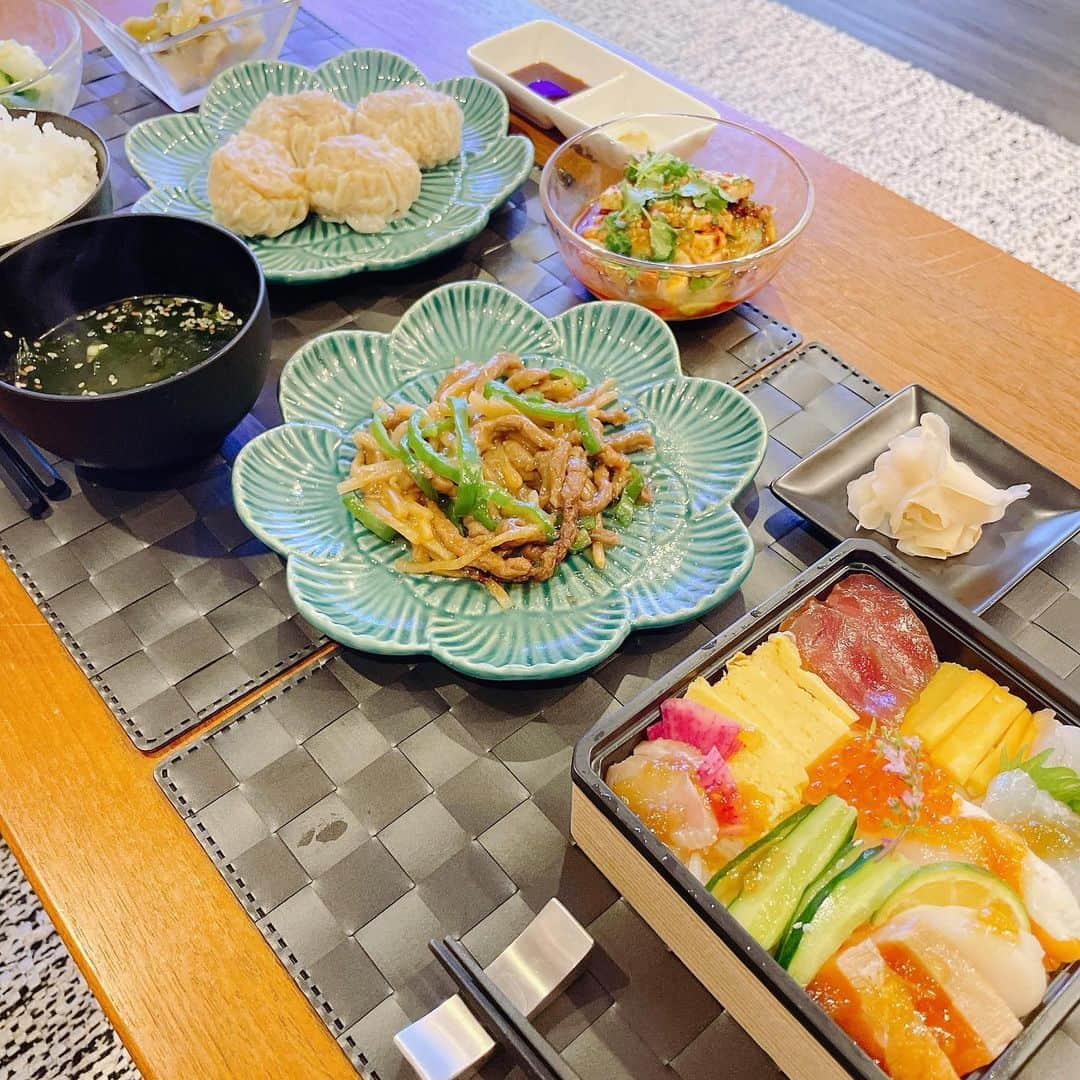 葉月里緒奈さんのインスタグラム写真 - (葉月里緒奈Instagram)「デパ地下グルメな夕ご飯part１。 #おうちごはん #夕ご飯#全部お惣菜#玉川高島屋デパ地下グルメ #皇朝#よだれ鶏#青椒肉絲#焼売#イカときゅうりの和え物 #搾菜#金沢まいもん寿司 #rionahazuki」1月25日 7時51分 - riona_hazuki