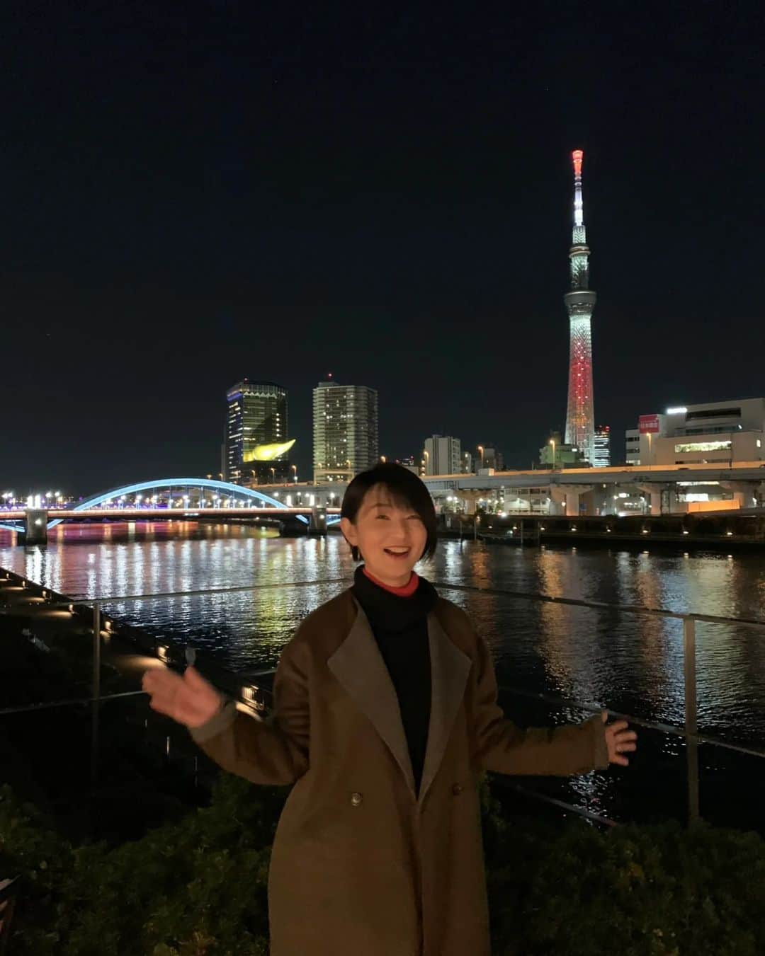 小島奈津子さんのインスタグラム写真 - (小島奈津子Instagram)「2023.1.25 #BSTBS　#噂の東京マガジン 1/22㈰の#やってtry は #鮭のムニエル　でした  塩コショウした鮭に、薄く粉をはたき、たっぷりのバターで焼く。 ソースは、焼いた後のバターに、 レモン汁、レモン果肉、トマト、ケイパーなど、酸味をたっぷり加えるので、 本当に〜さっぱりとした味わいです。 またまた目からウロコが落ちました。 我々でも作れますよ！  テラスからの#スカイツリー　#隅田川　の景色も、ロマンチックだぁ。  とっても詳しくて、分かりやすい作り方は　@uwasano_bstbs まで。  #ナベノイズム#ミシュラン#浅草グルメ#浅草フレンチ」1月25日 8時38分 - kojimanatsuko_official