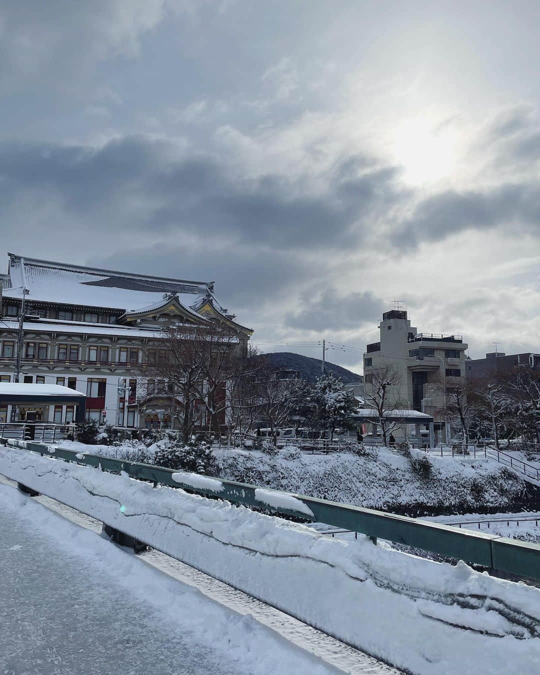 多岐川華子さんのインスタグラム写真 - (多岐川華子Instagram)「雪景色の京都☃️  ヒートテックデニムの下にヒートテックレギンスを履き、ヒートテックキャミの上に極暖、そしてロンTでダウン。 足元はヌプシのブーツ。  防寒対策はバッチリです。  本日舞台を観に来てくださる方、 どうぞご無理なさらずに。 お越しいただける方はくれぐれもお気を付け下さい🙇‍♀️  #南座 #京都 #老後の資金がありません」1月25日 10時09分 - hanako__official